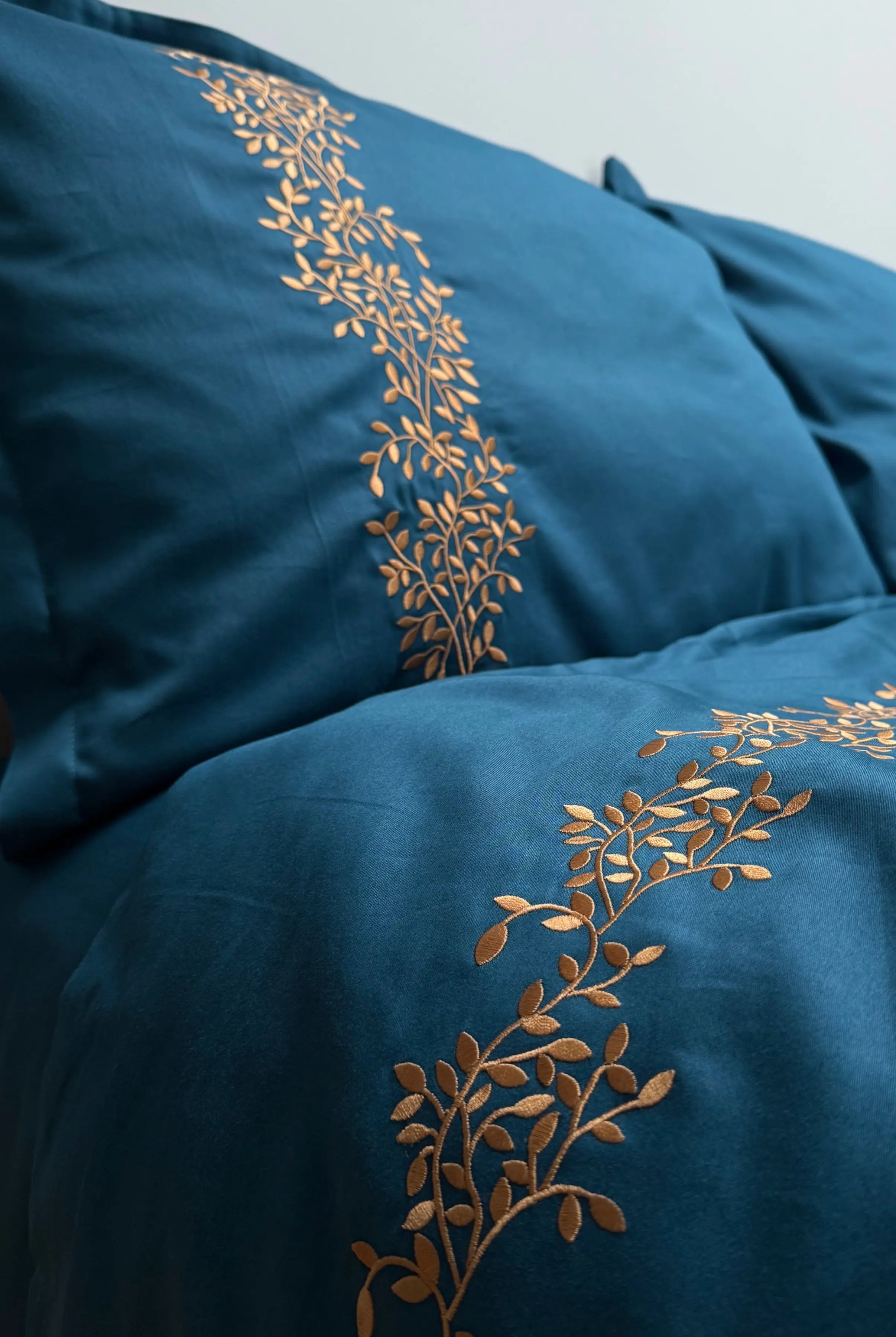 Pościel satynowa haftowana z merceryzowanej bawełny tureckiej 140 g/m² – petrolowa z miedzianym haftem gałązek | Kolekcja Haftowana Wivanco Bedding