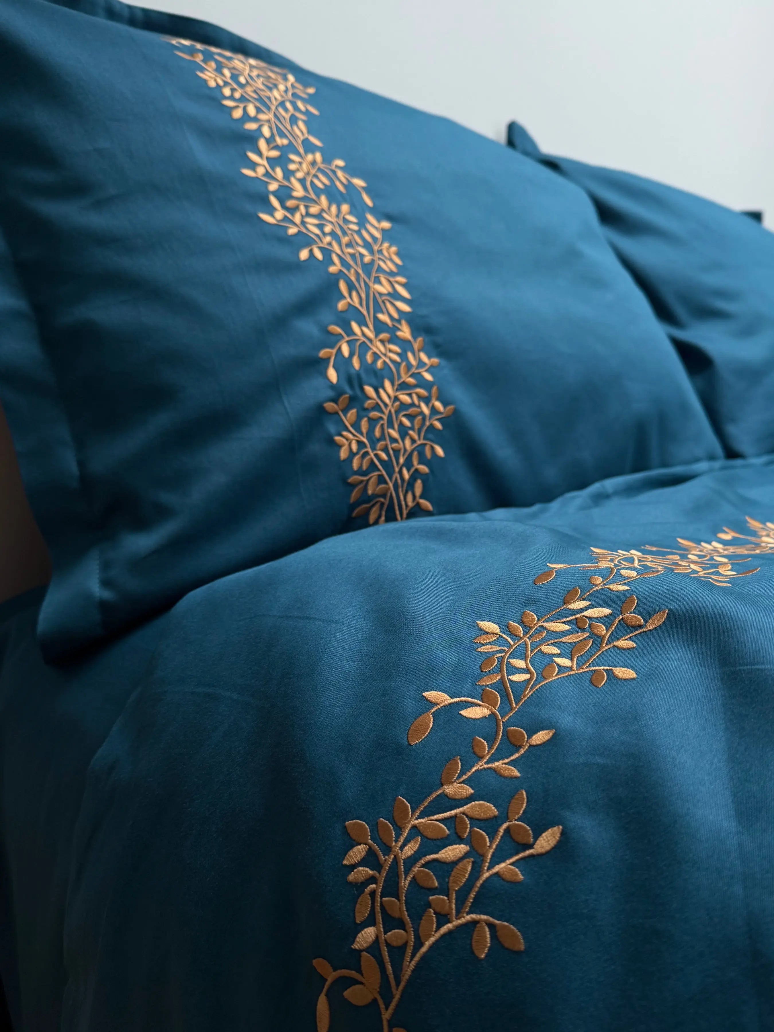 Pościel satynowa haftowana z merceryzowanej bawełny tureckiej 140 g/m² – petrolowa z miedzianym haftem gałązek | Kolekcja Haftowana Wivanco Bedding