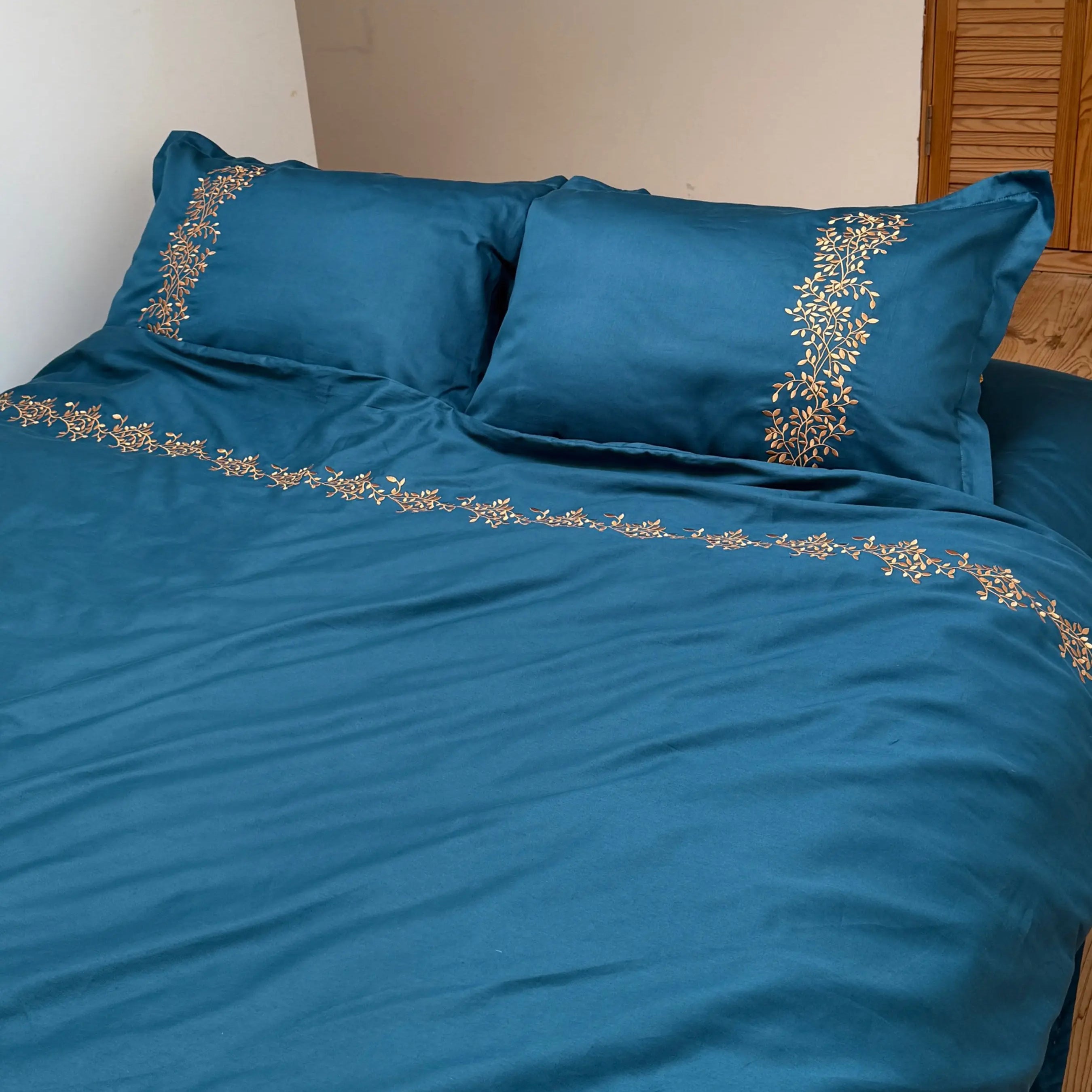 Pościel satynowa haftowana z merceryzowanej bawełny tureckiej 140 g/m² – petrolowa z miedzianym haftem gałązek | Kolekcja Haftowana Wivanco Bedding