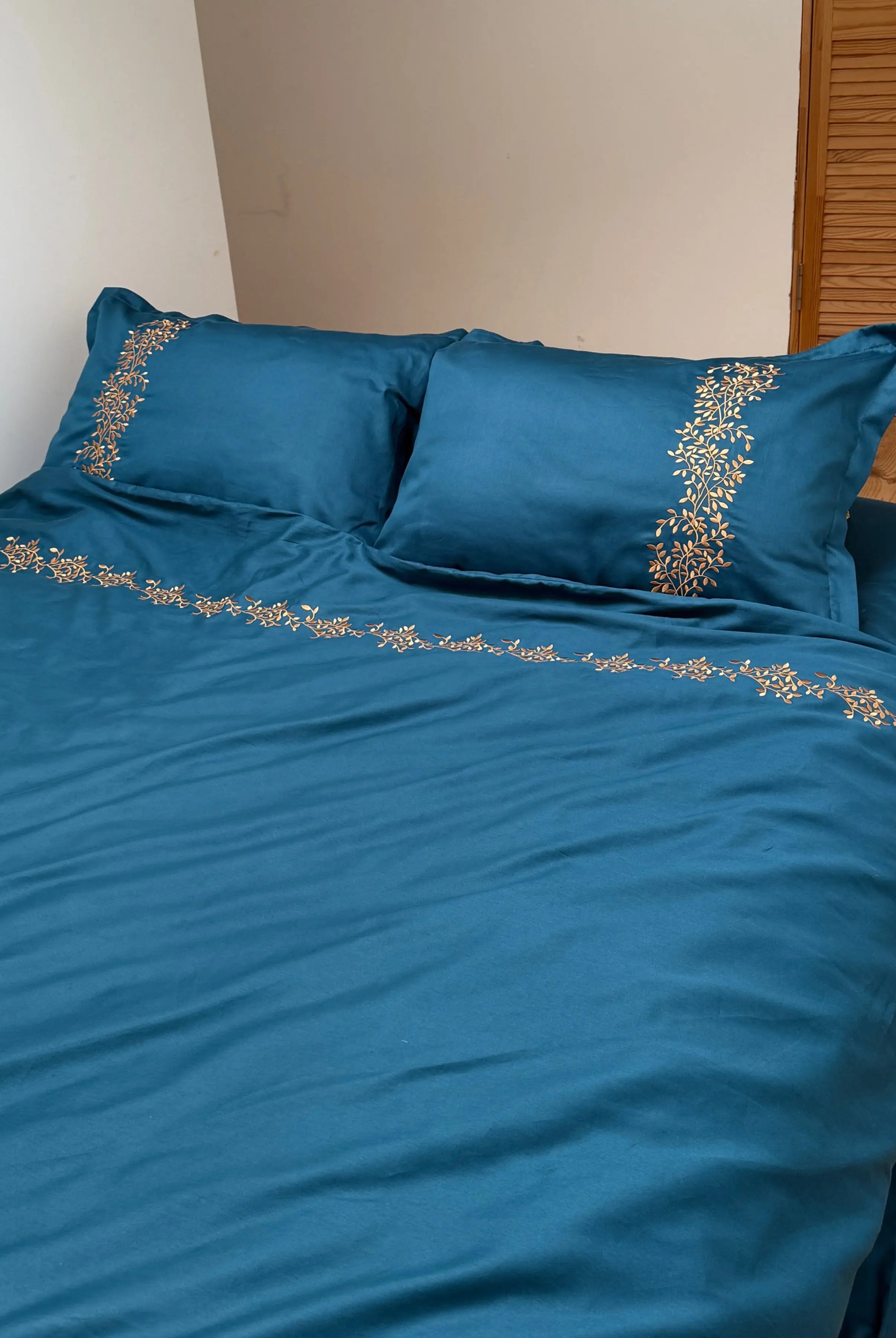 Pościel satynowa haftowana z merceryzowanej bawełny tureckiej 140 g/m² – petrolowa z miedzianym haftem gałązek | Kolekcja Haftowana Wivanco Bedding
