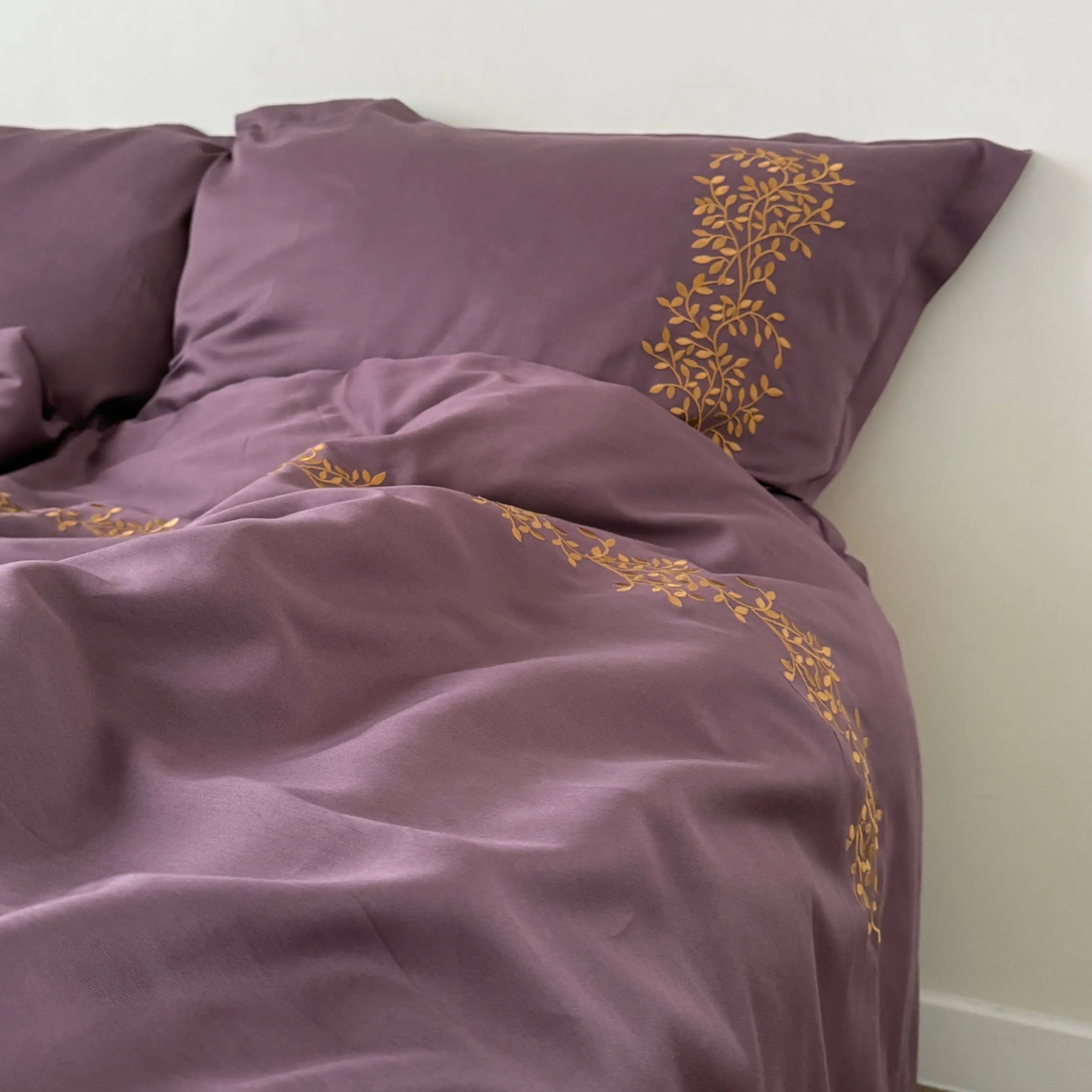 Pościel satynowa haftowana z merceryzowanej bawełny tureckiej 140 g/m² – śliwkowa z haftem gałązek | Kolekcja Haftowana Wivanco Bedding