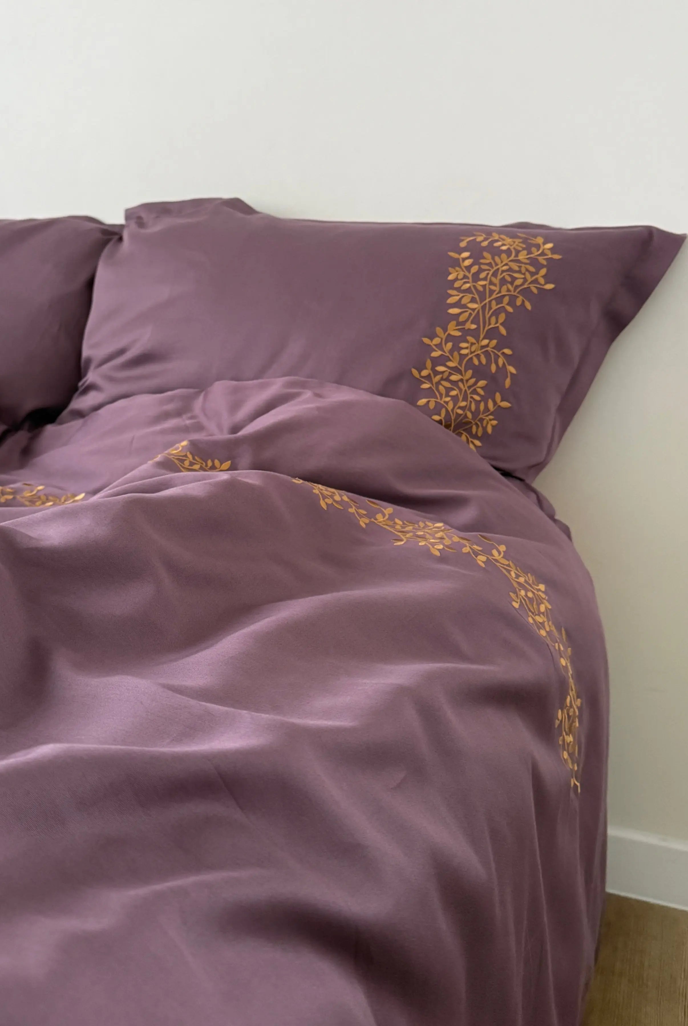 Pościel satynowa haftowana z merceryzowanej bawełny tureckiej 140 g/m² – śliwkowa z haftem gałązek | Kolekcja Haftowana Wivanco Bedding