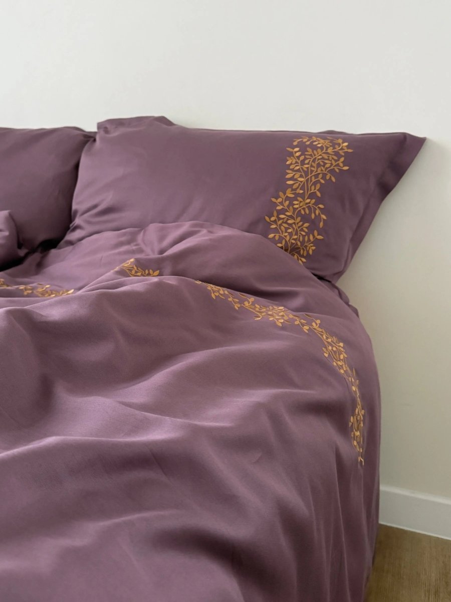Pościel satynowa haftowana z merceryzowanej bawełny tureckiej 140 g/m² – śliwkowa z haftem gałązek | Kolekcja Haftowana Wivanco Bedding