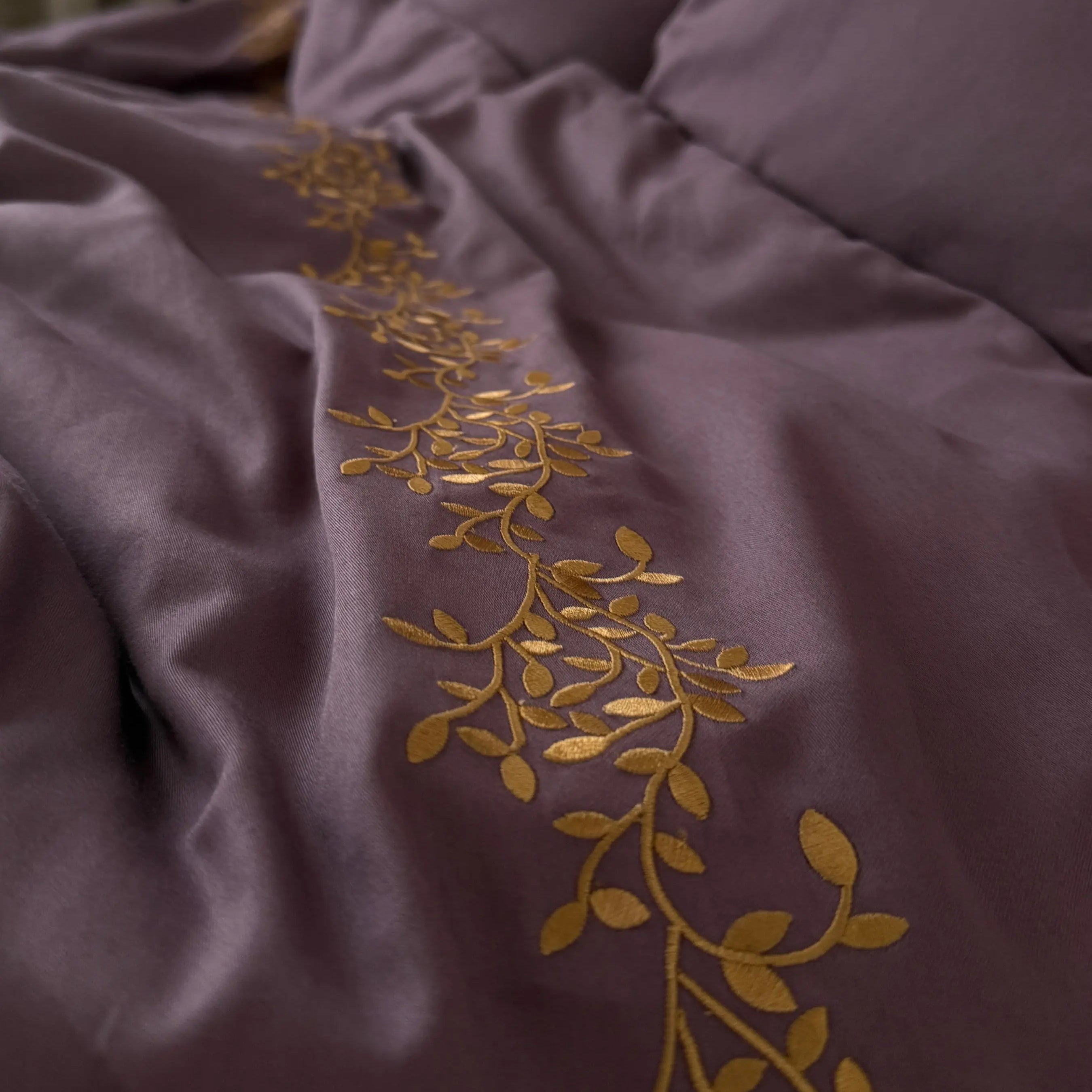 Pościel satynowa haftowana z merceryzowanej bawełny tureckiej 140 g/m² – śliwkowa z haftem gałązek | Kolekcja Haftowana Wivanco Bedding