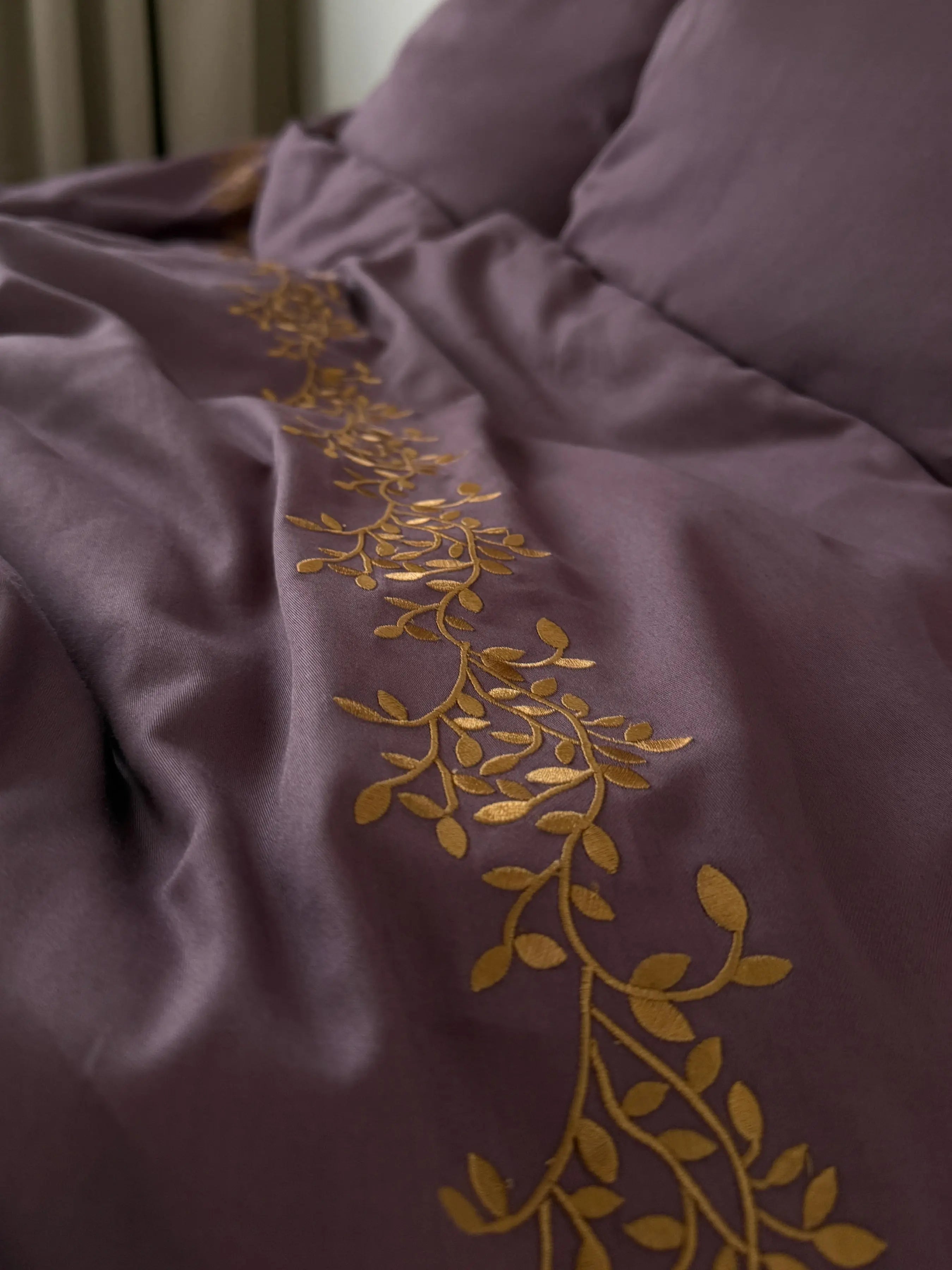 Pościel satynowa haftowana z merceryzowanej bawełny tureckiej 140 g/m² – śliwkowa z haftem gałązek | Kolekcja Haftowana Wivanco Bedding