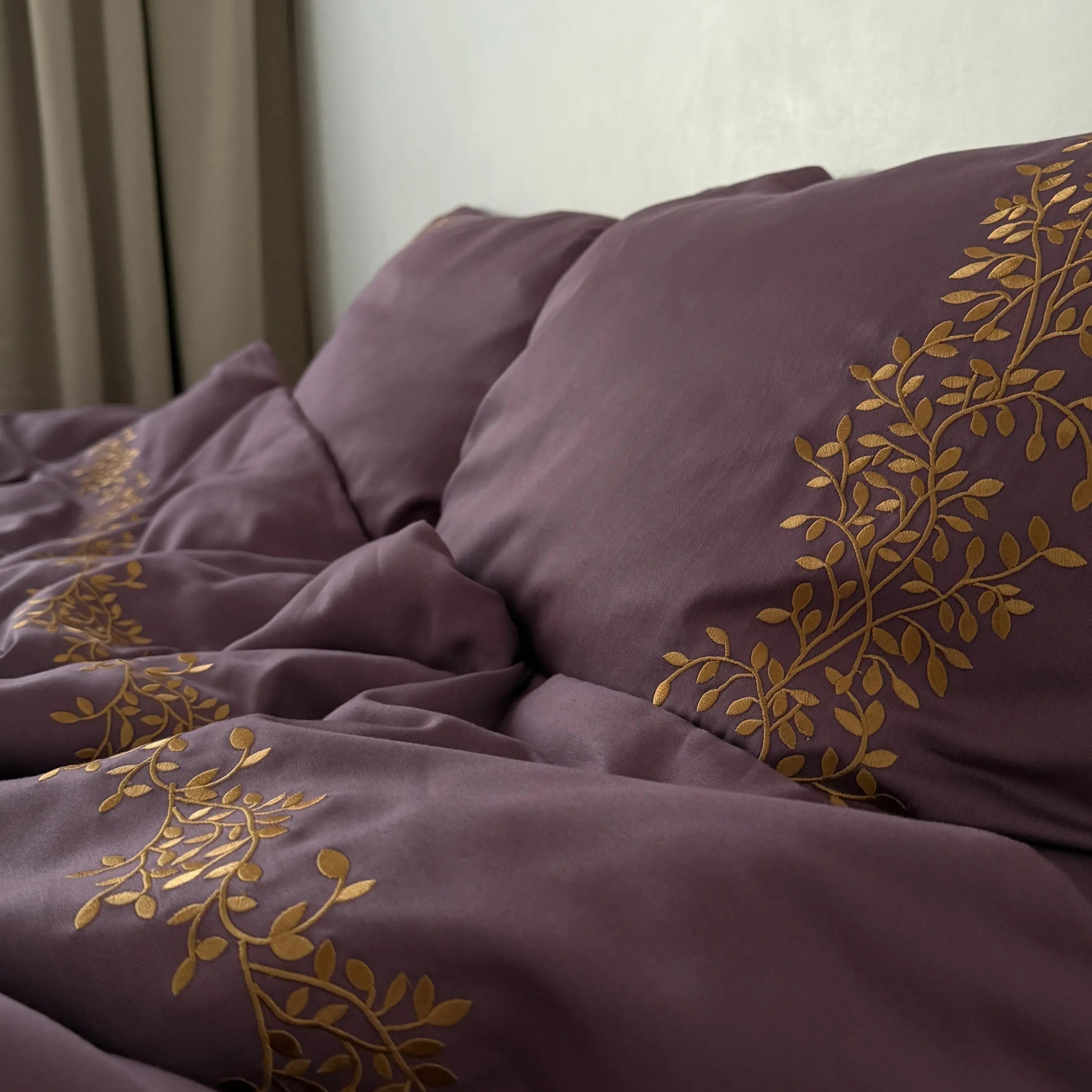 Pościel satynowa haftowana z merceryzowanej bawełny tureckiej 140 g/m² – śliwkowa z haftem gałązek | Kolekcja Haftowana Wivanco Bedding