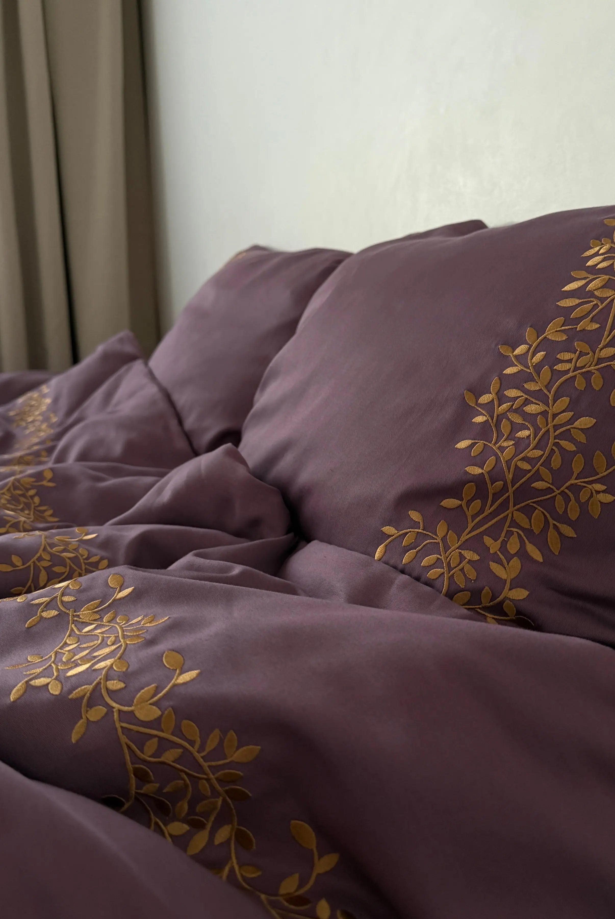 Pościel satynowa haftowana z merceryzowanej bawełny tureckiej 140 g/m² – śliwkowa z haftem gałązek | Kolekcja Haftowana Wivanco Bedding
