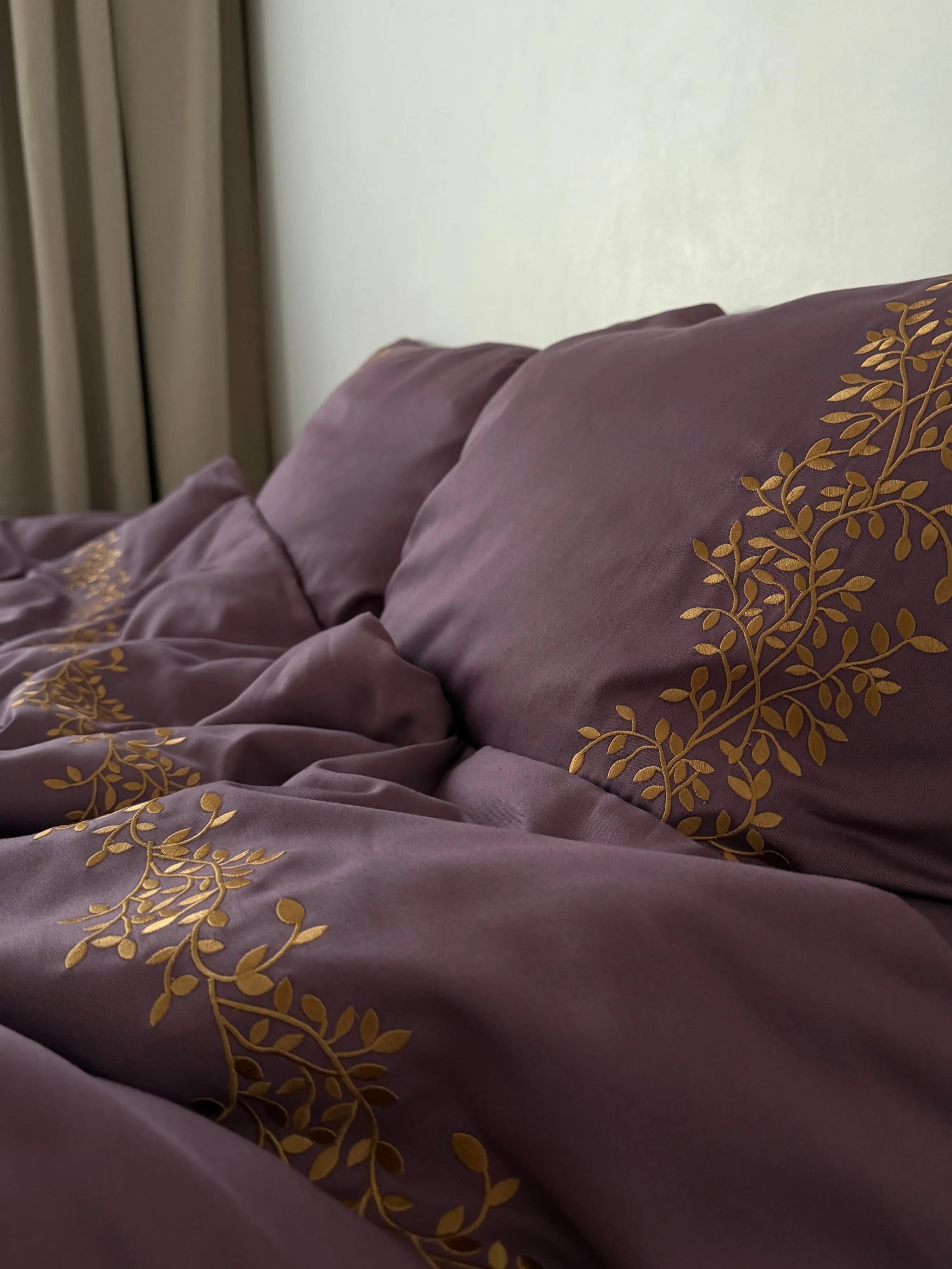 Pościel satynowa haftowana z merceryzowanej bawełny tureckiej 140 g/m² – śliwkowa z haftem gałązek | Kolekcja Haftowana Wivanco Bedding