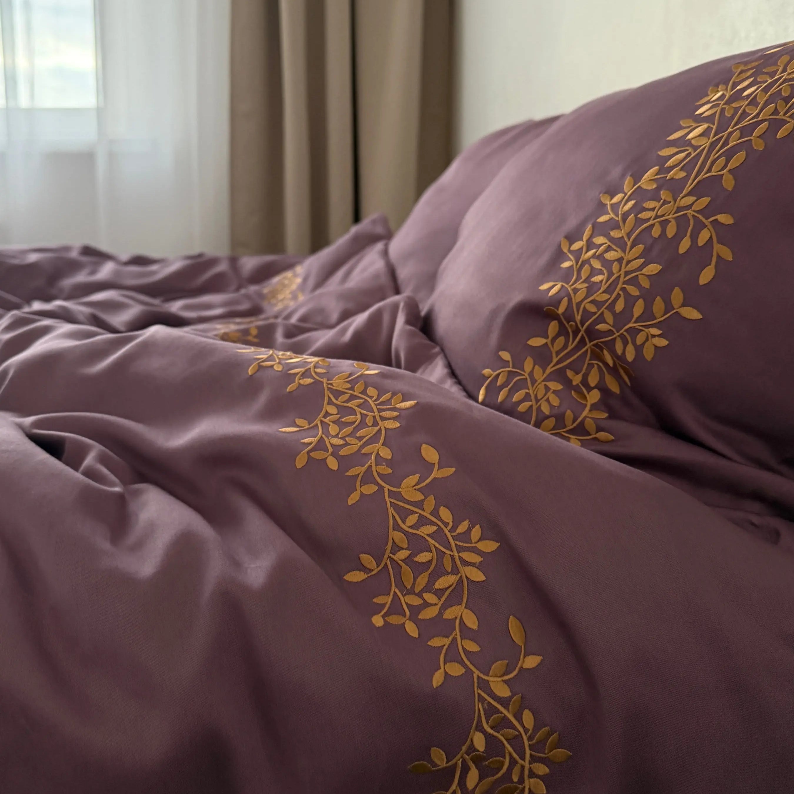 Pościel satynowa haftowana z merceryzowanej bawełny tureckiej 140 g/m² – śliwkowa z haftem gałązek | Kolekcja Haftowana Wivanco Bedding