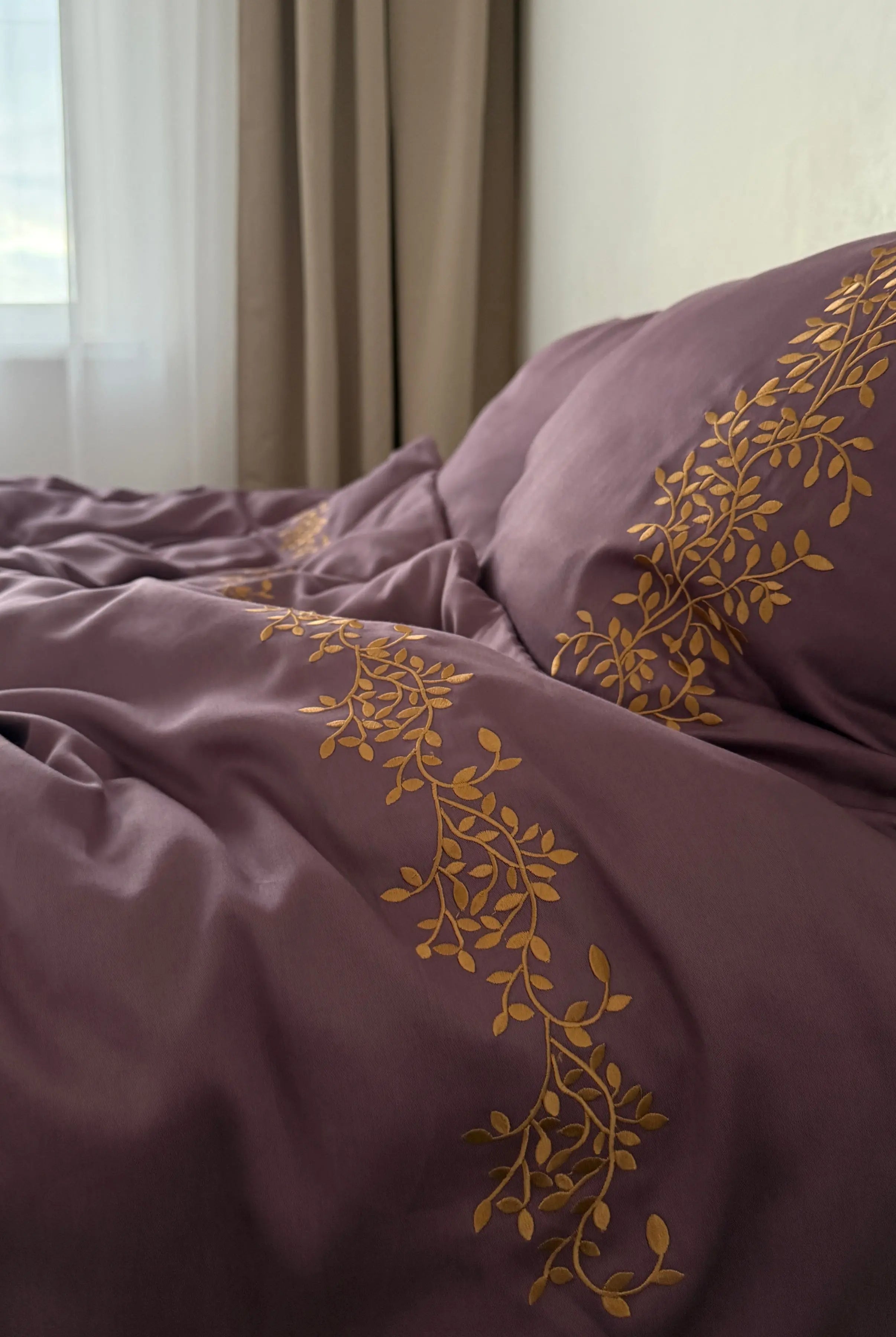 Pościel satynowa haftowana z merceryzowanej bawełny tureckiej 140 g/m² – śliwkowa z haftem gałązek | Kolekcja Haftowana Wivanco Bedding