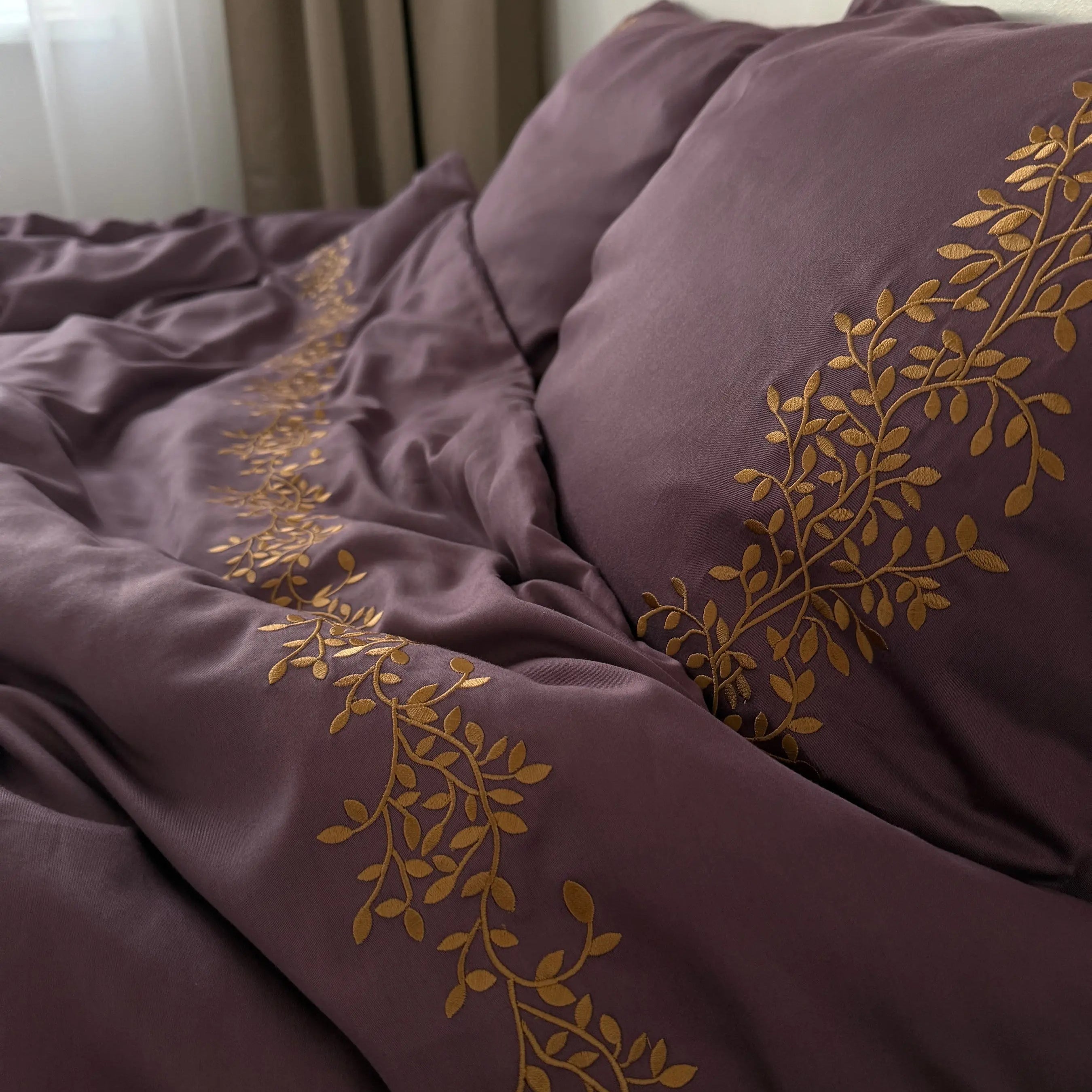 Pościel satynowa haftowana z merceryzowanej bawełny tureckiej 140 g/m² – śliwkowa z haftem gałązek | Kolekcja Haftowana Wivanco Bedding