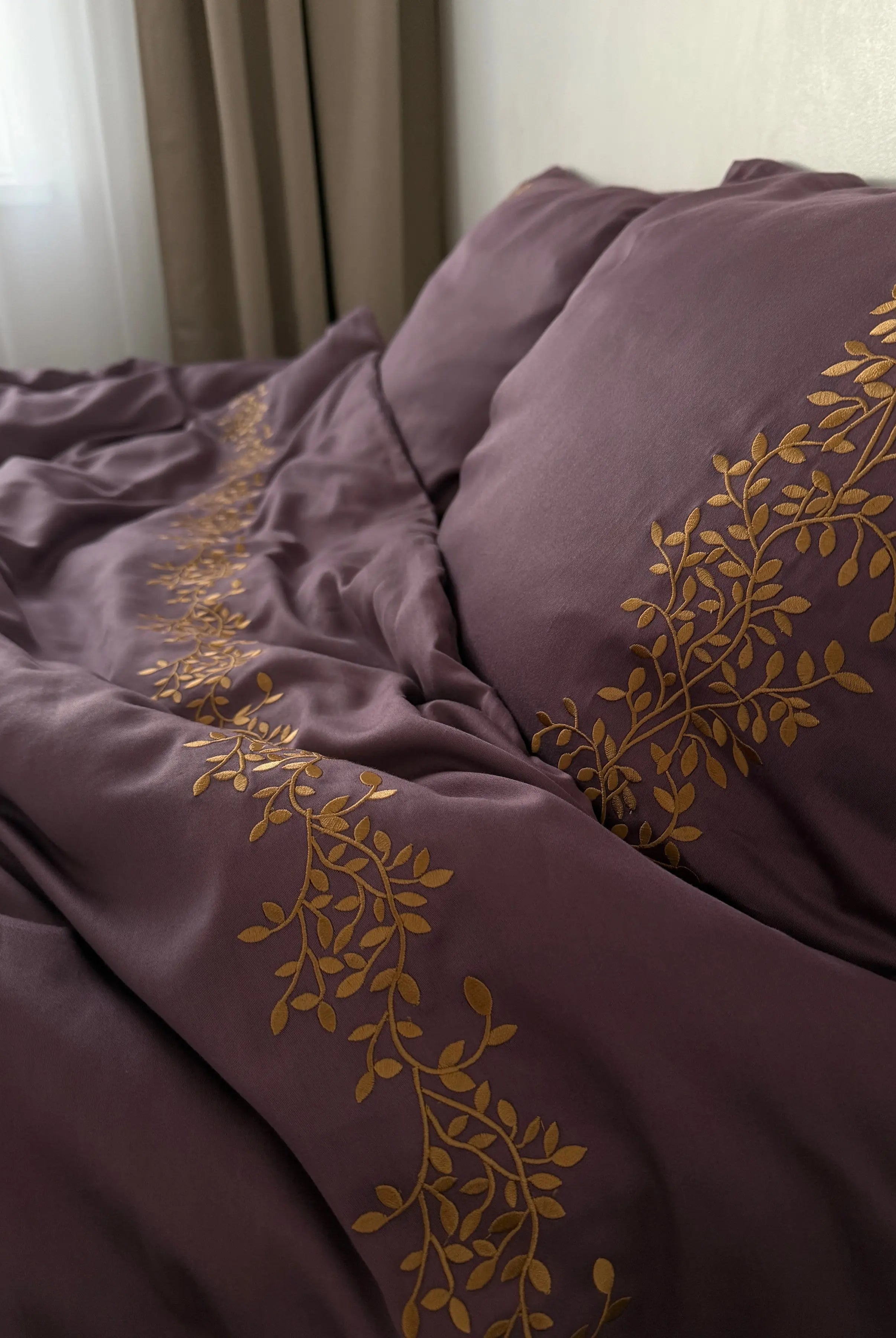 Pościel satynowa haftowana z merceryzowanej bawełny tureckiej 140 g/m² – śliwkowa z haftem gałązek | Kolekcja Haftowana Wivanco Bedding