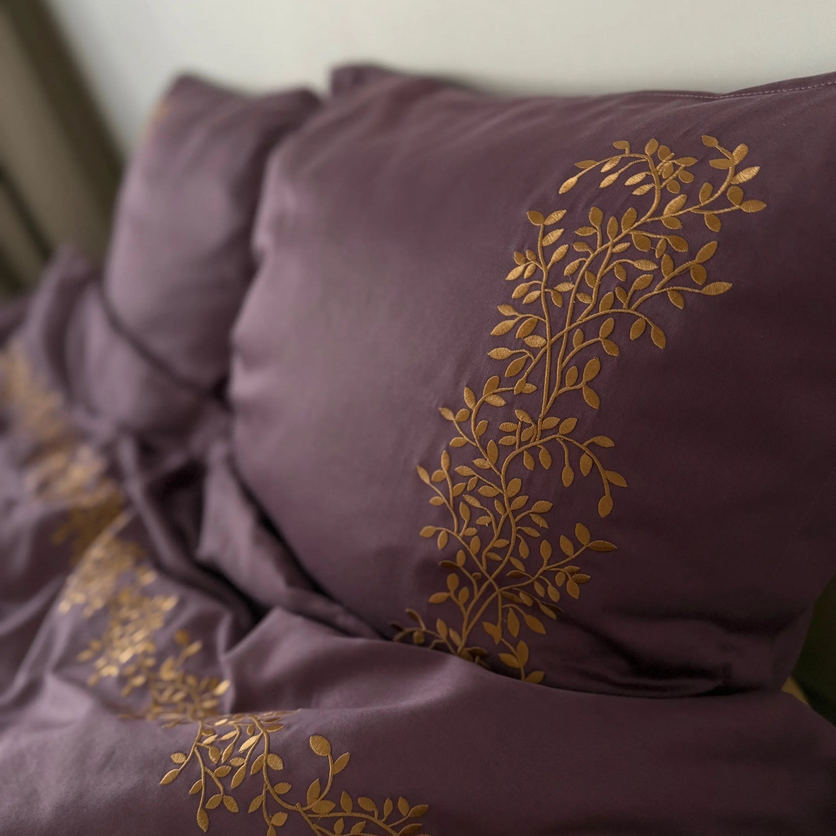 Pościel satynowa haftowana z merceryzowanej bawełny tureckiej 140 g/m² – śliwkowa z haftem gałązek | Kolekcja Haftowana Wivanco Bedding