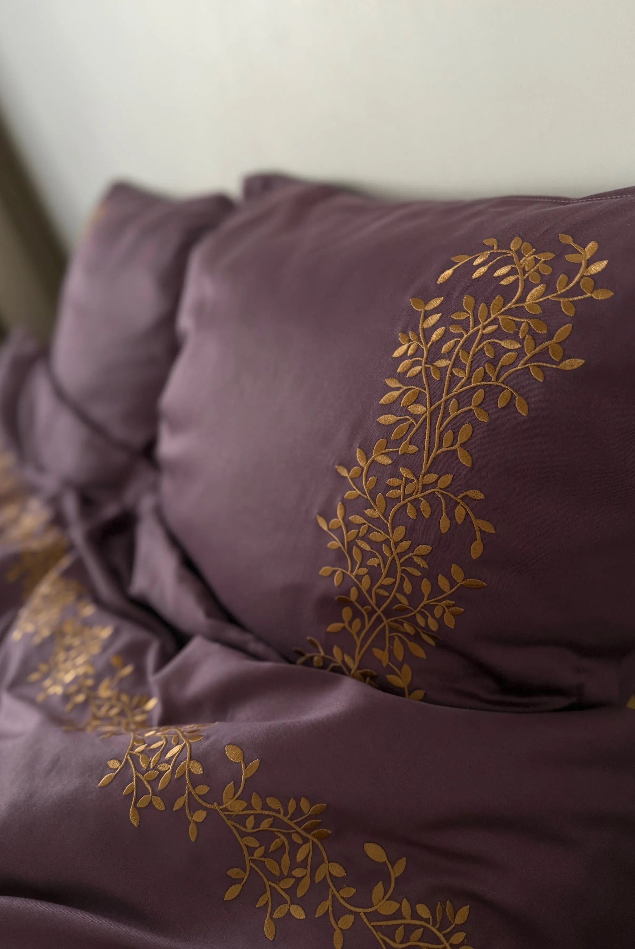 Pościel satynowa haftowana z merceryzowanej bawełny tureckiej 140 g/m² – śliwkowa z haftem gałązek | Kolekcja Haftowana Wivanco Bedding