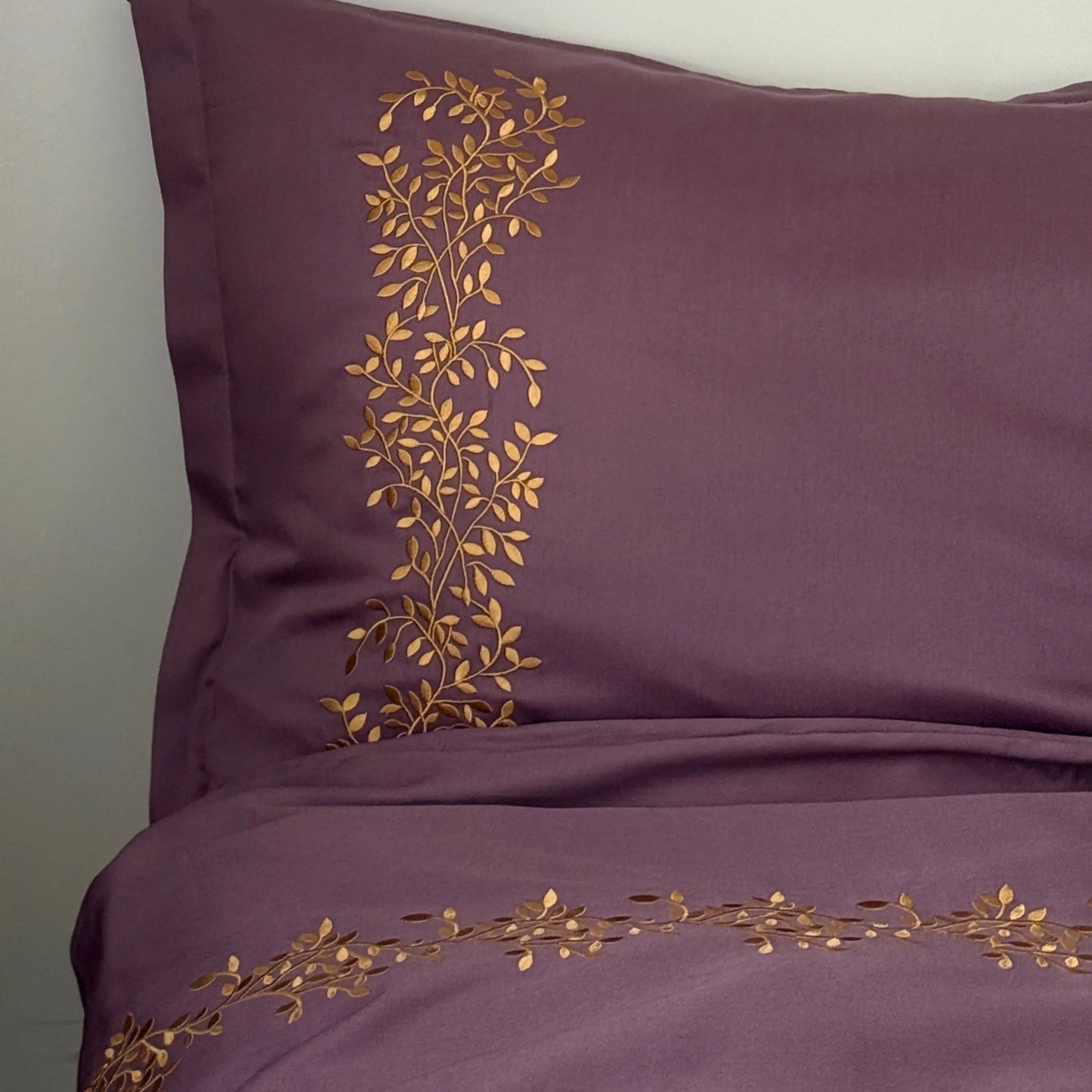 Pościel satynowa haftowana z merceryzowanej bawełny tureckiej 140 g/m² – śliwkowa z haftem gałązek | Kolekcja Haftowana Wivanco Bedding
