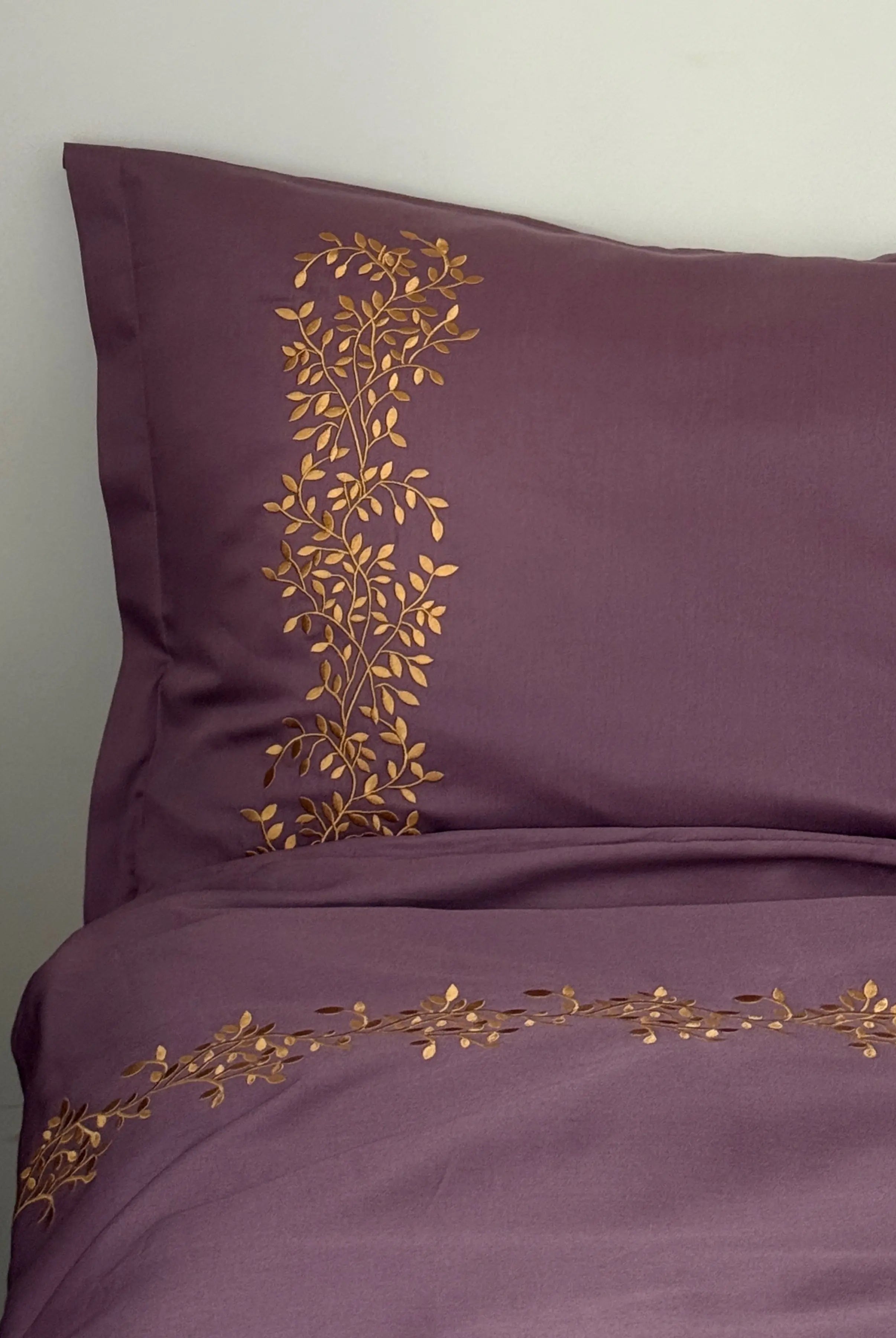 Pościel satynowa haftowana z merceryzowanej bawełny tureckiej 140 g/m² – śliwkowa z haftem gałązek | Kolekcja Haftowana Wivanco Bedding
