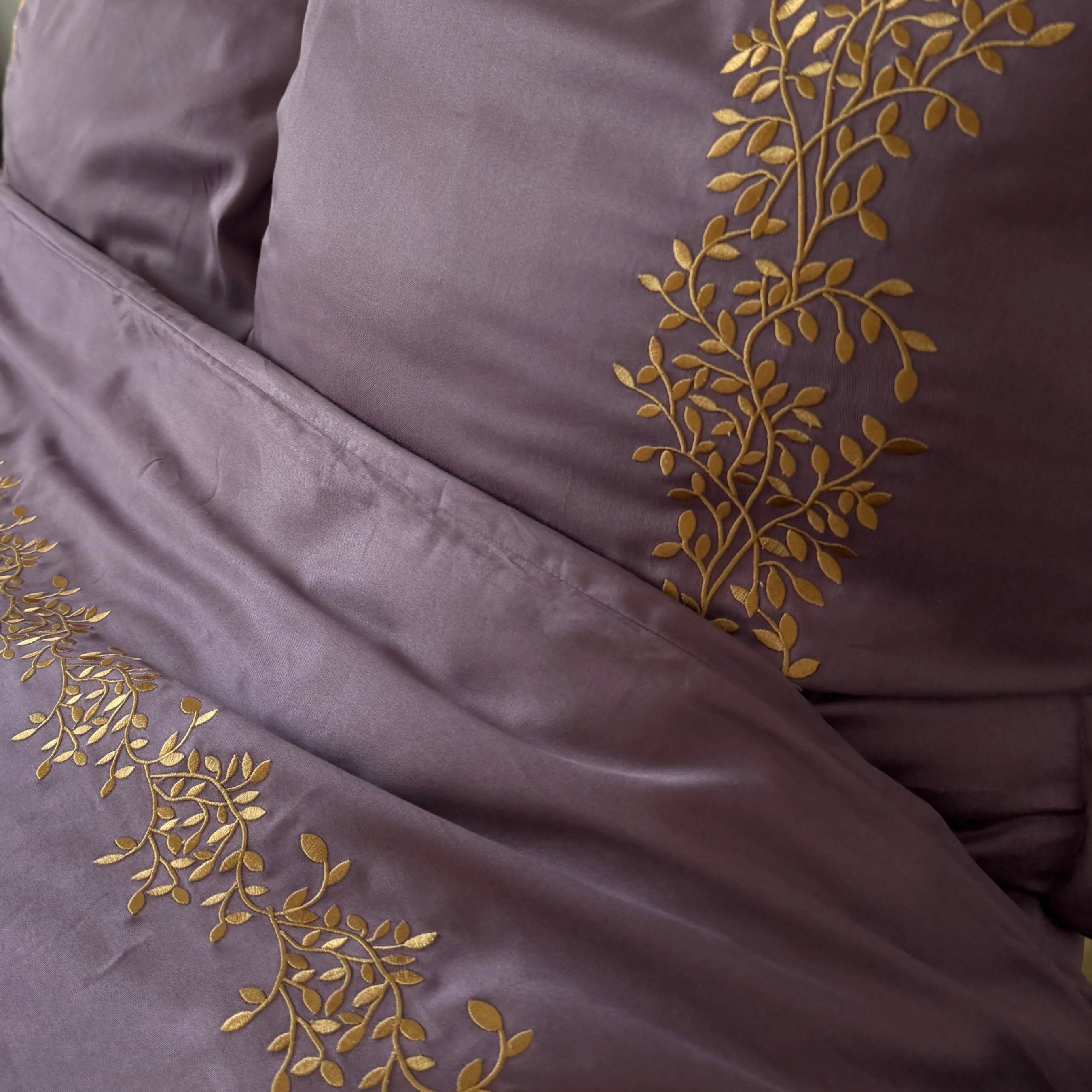 Pościel satynowa haftowana z merceryzowanej bawełny tureckiej 140 g/m² – śliwkowa z haftem gałązek | Kolekcja Haftowana Wivanco Bedding