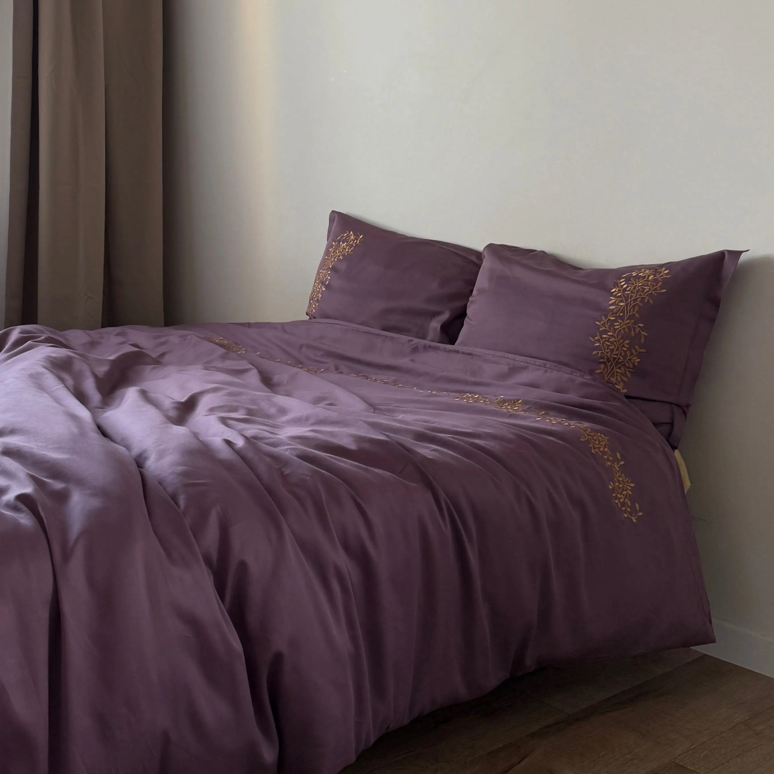 Pościel satynowa haftowana z merceryzowanej bawełny tureckiej 140 g/m² – śliwkowa z haftem gałązek | Kolekcja Haftowana Wivanco Bedding