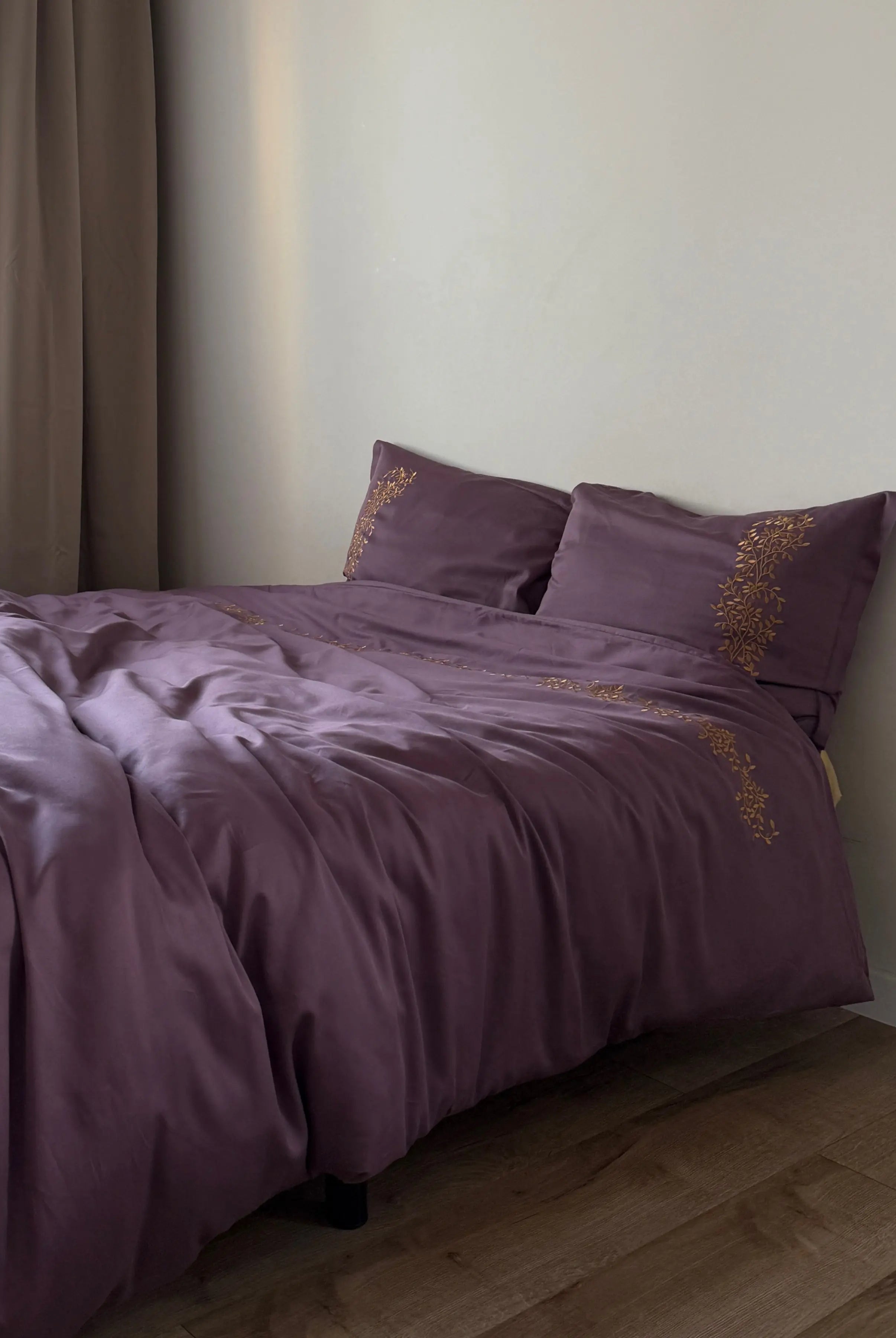 Pościel satynowa haftowana z merceryzowanej bawełny tureckiej 140 g/m² – śliwkowa z haftem gałązek | Kolekcja Haftowana Wivanco Bedding