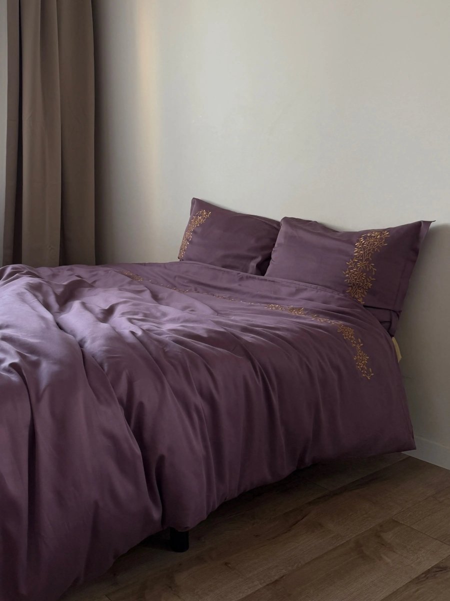 Pościel satynowa haftowana z merceryzowanej bawełny tureckiej 140 g/m² – śliwkowa z haftem gałązek | Kolekcja Haftowana Wivanco Bedding