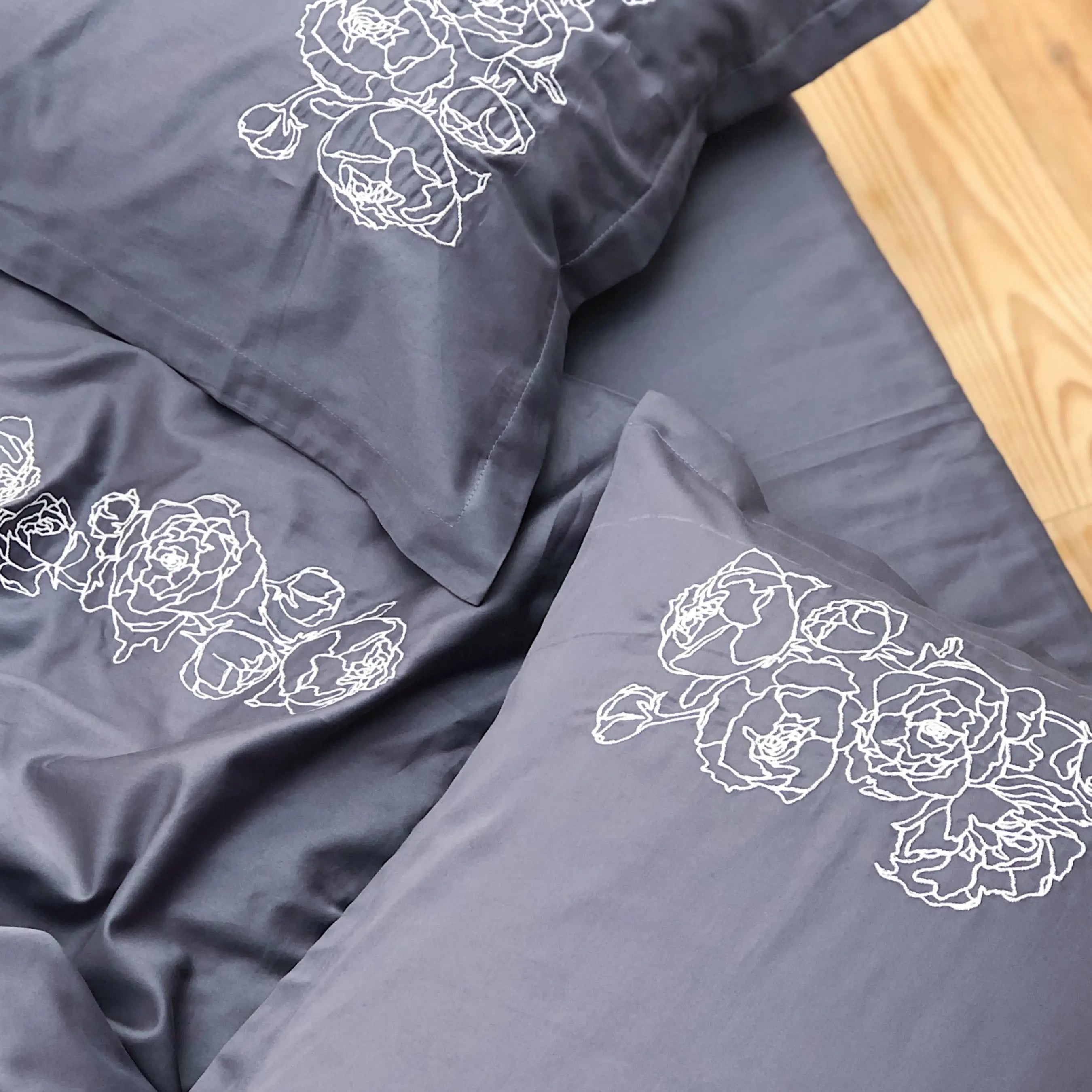 Pościel satynowa haftowana z merceryzowanej bawełny tureckiej 140 g/m² – ciemnoszara z białym haftem piwonii | Kolekcja Haftowana Wivanco Bedding