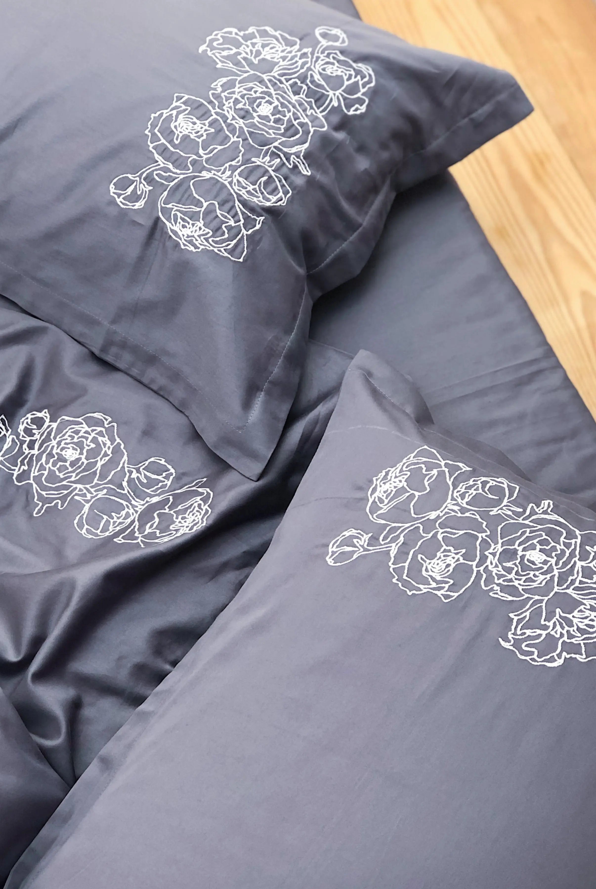 Pościel satynowa haftowana z merceryzowanej bawełny tureckiej 140 g/m² – ciemnoszara z białym haftem piwonii | Kolekcja Haftowana Wivanco Bedding