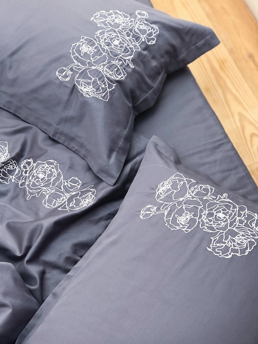 Pościel satynowa haftowana z merceryzowanej bawełny tureckiej 140 g/m² – ciemnoszara z białym haftem piwonii | Kolekcja Haftowana Wivanco Bedding