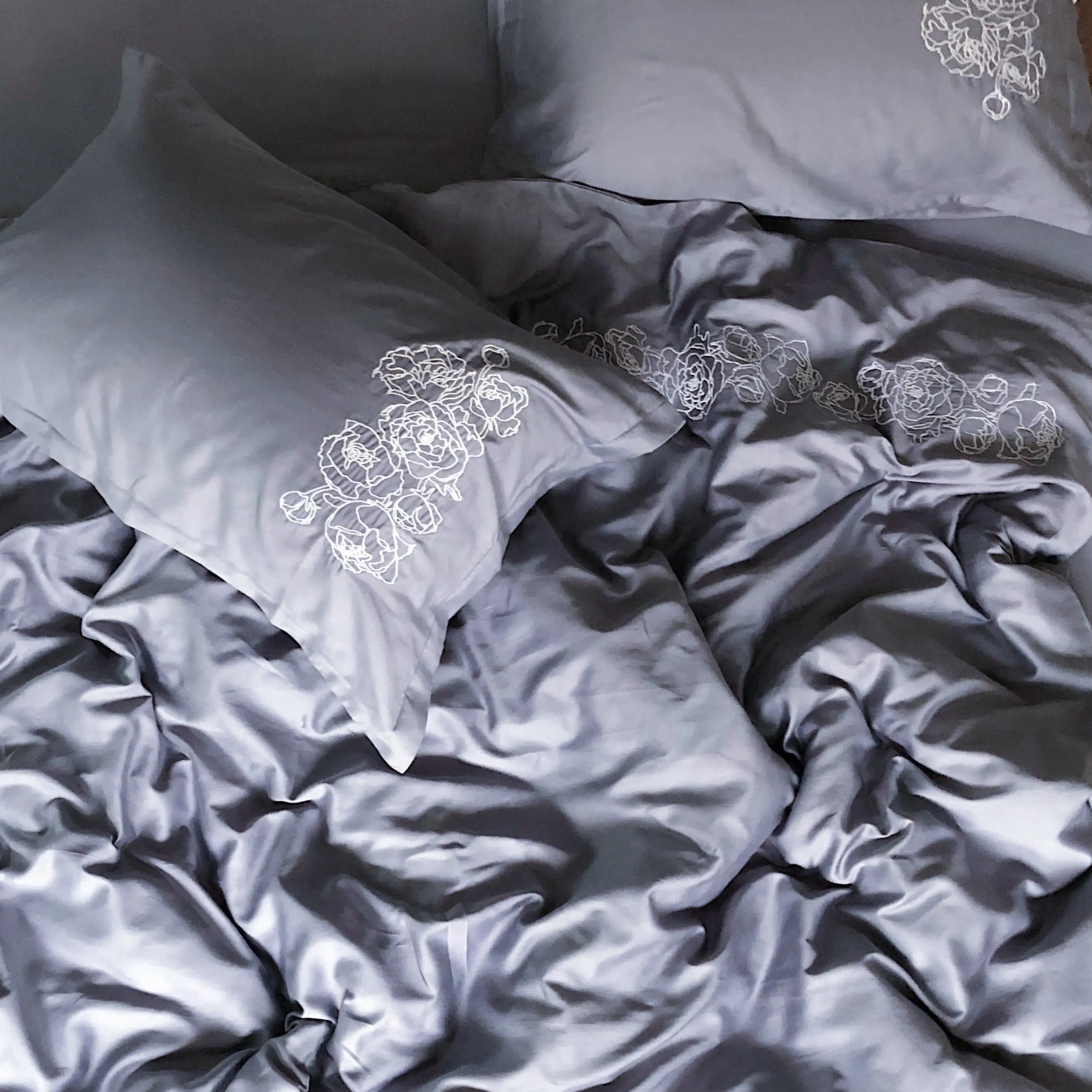 Pościel satynowa haftowana z merceryzowanej bawełny tureckiej 140 g/m² – ciemnoszara z białym haftem piwonii | Kolekcja Haftowana Wivanco Bedding