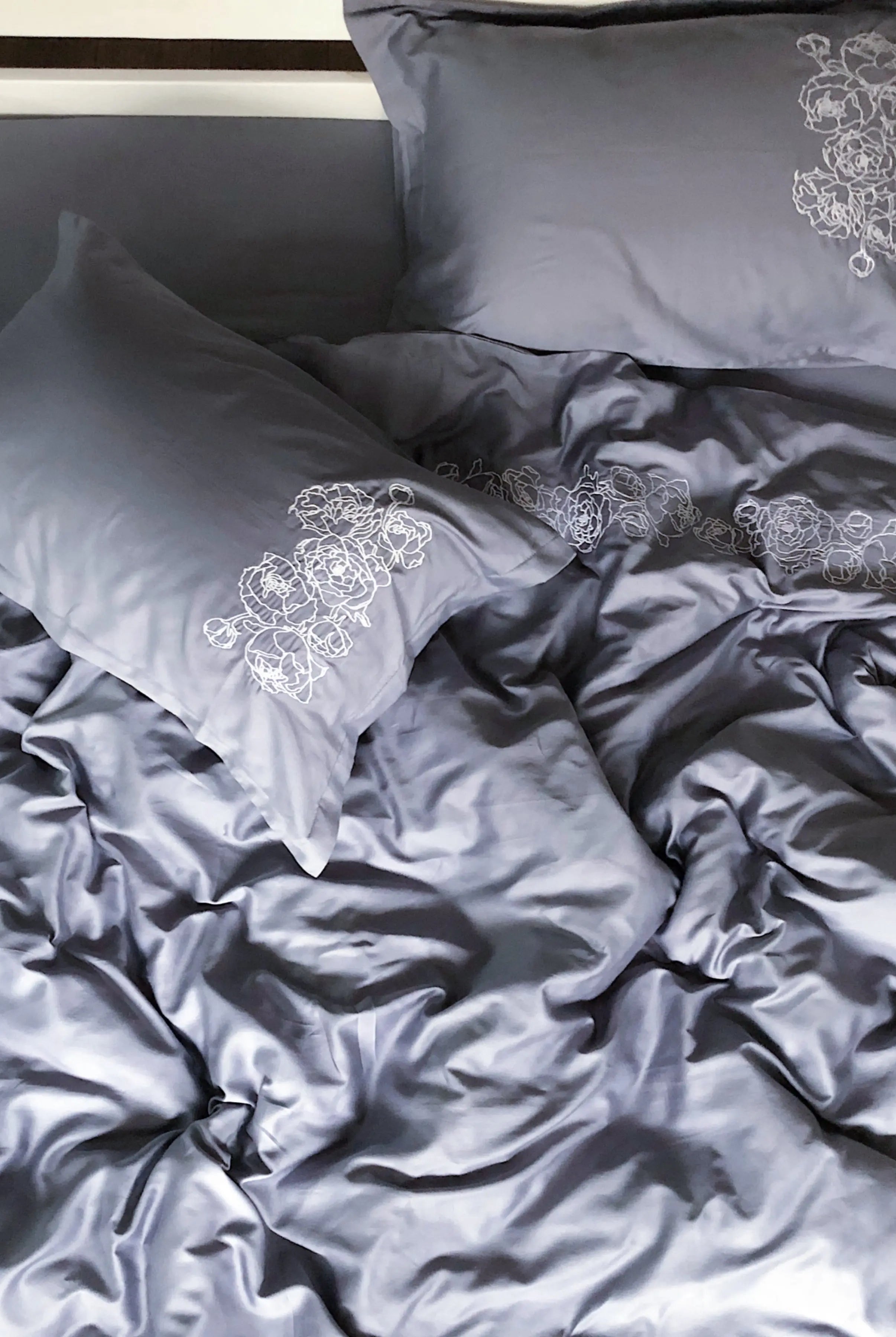 Pościel satynowa haftowana z merceryzowanej bawełny tureckiej 140 g/m² – ciemnoszara z białym haftem piwonii | Kolekcja Haftowana Wivanco Bedding