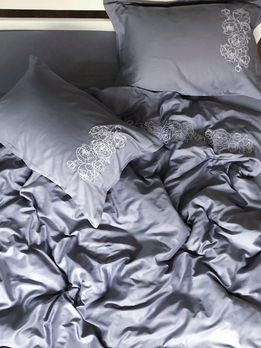 Pościel satynowa haftowana z merceryzowanej bawełny tureckiej 140 g/m² – ciemnoszara z białym haftem piwonii | Kolekcja Haftowana Wivanco Bedding