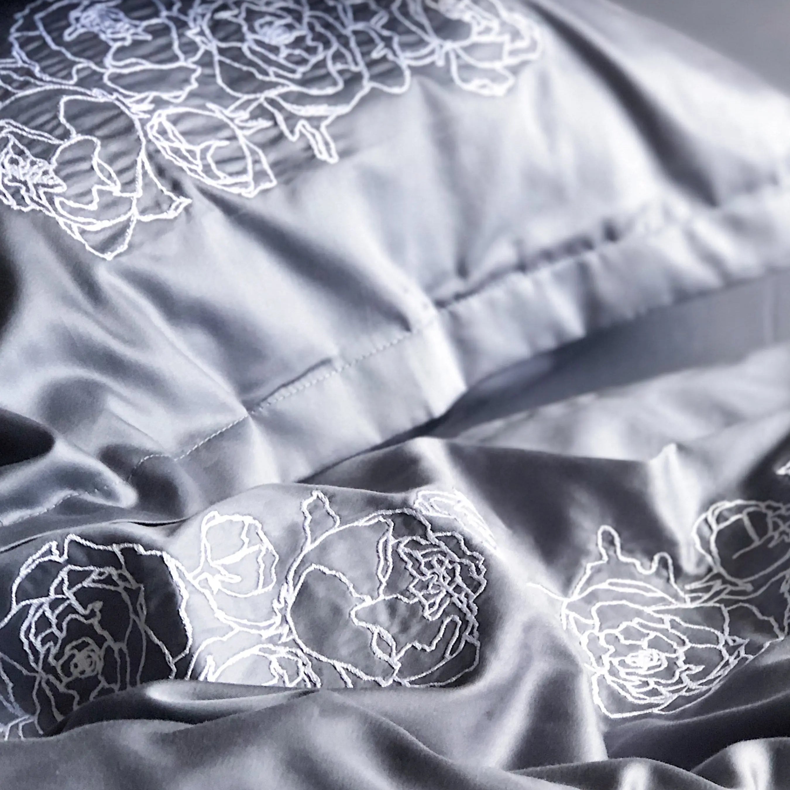 Pościel satynowa haftowana z merceryzowanej bawełny tureckiej 140 g/m² – ciemnoszara z białym haftem piwonii | Kolekcja Haftowana Wivanco Bedding