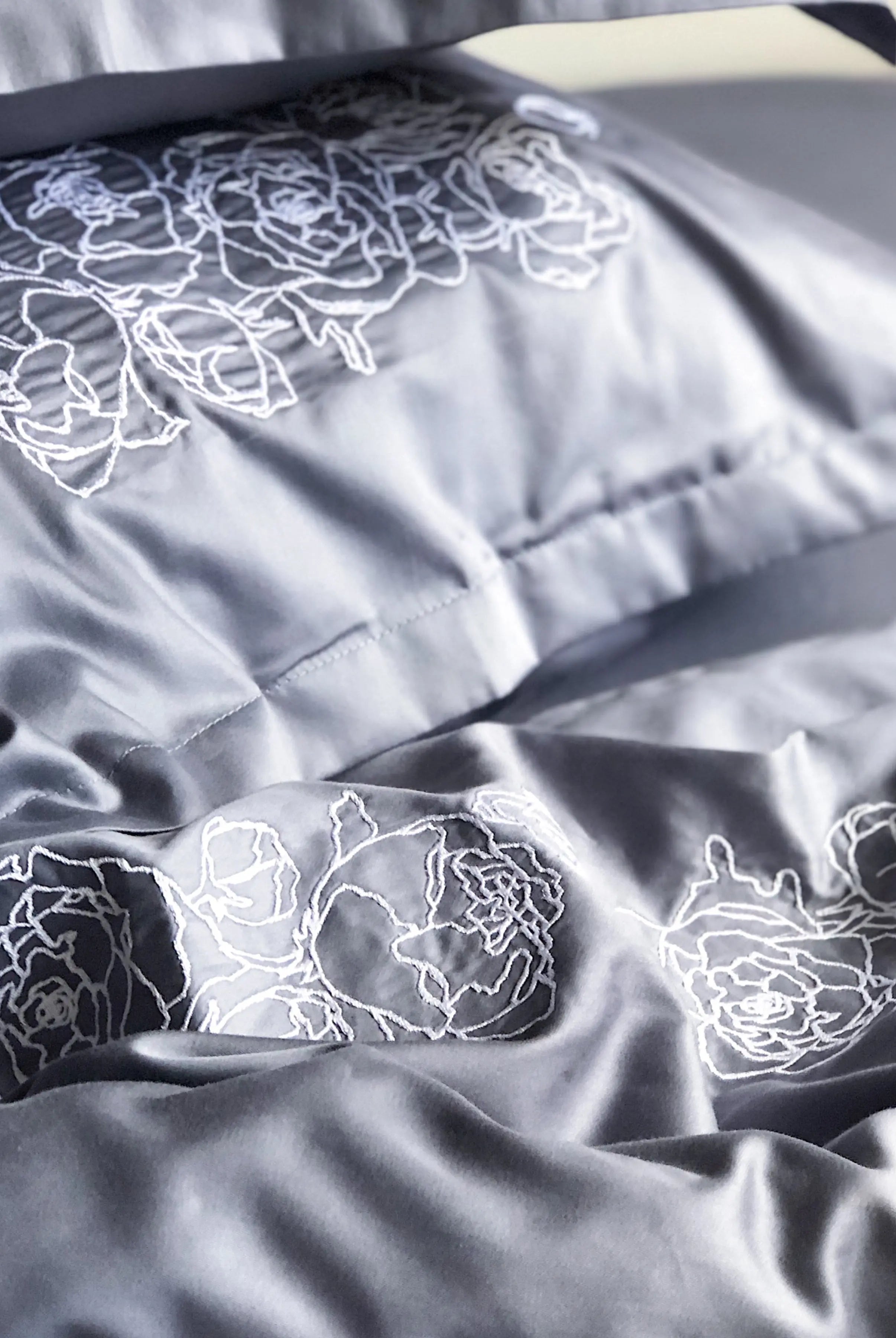 Pościel satynowa haftowana z merceryzowanej bawełny tureckiej 140 g/m² – ciemnoszara z białym haftem piwonii | Kolekcja Haftowana Wivanco Bedding