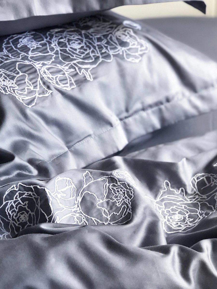 Pościel satynowa haftowana z merceryzowanej bawełny tureckiej 140 g/m² – ciemnoszara z białym haftem piwonii | Kolekcja Haftowana Wivanco Bedding