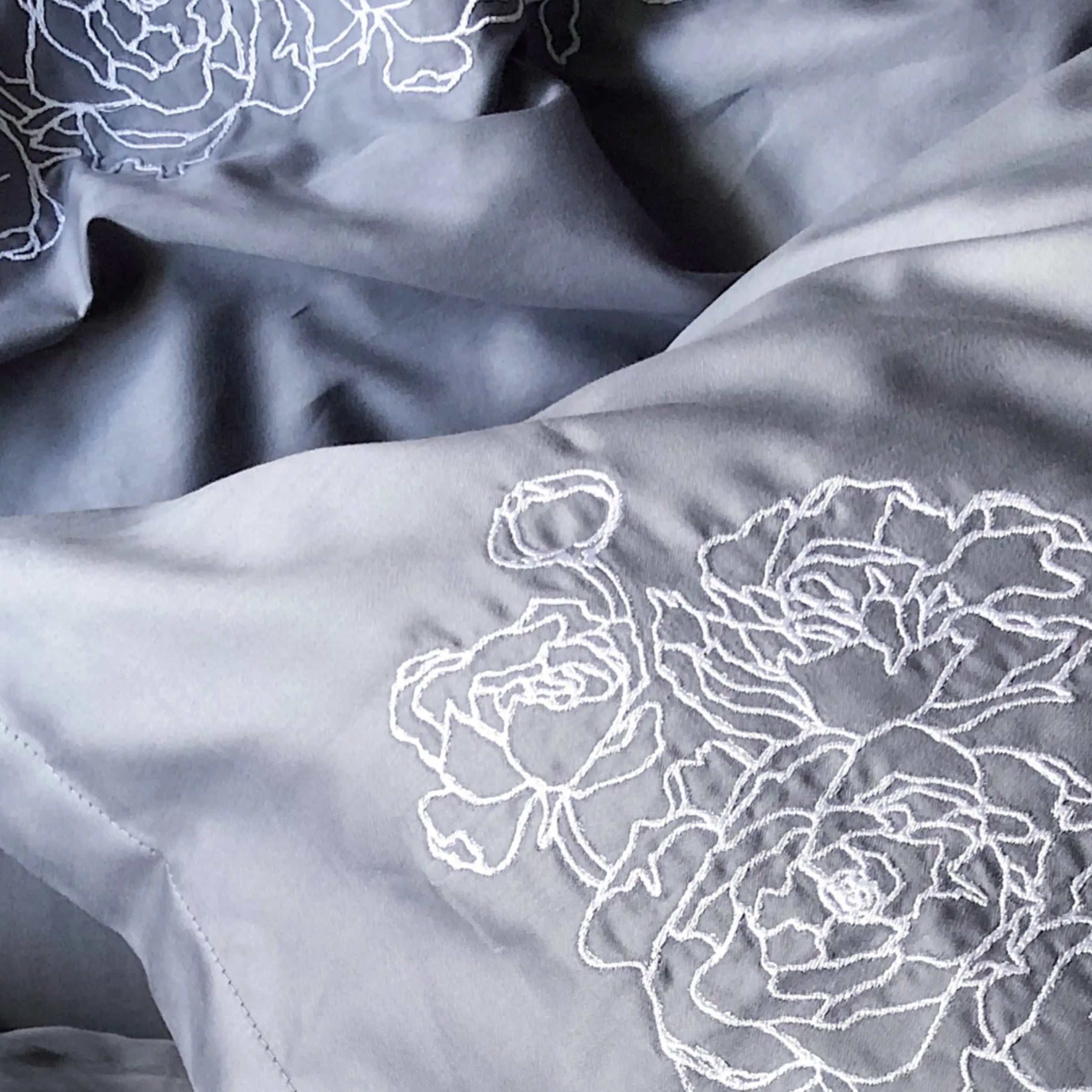 Pościel satynowa haftowana z merceryzowanej bawełny tureckiej 140 g/m² – ciemnoszara z białym haftem piwonii | Kolekcja Haftowana Wivanco Bedding