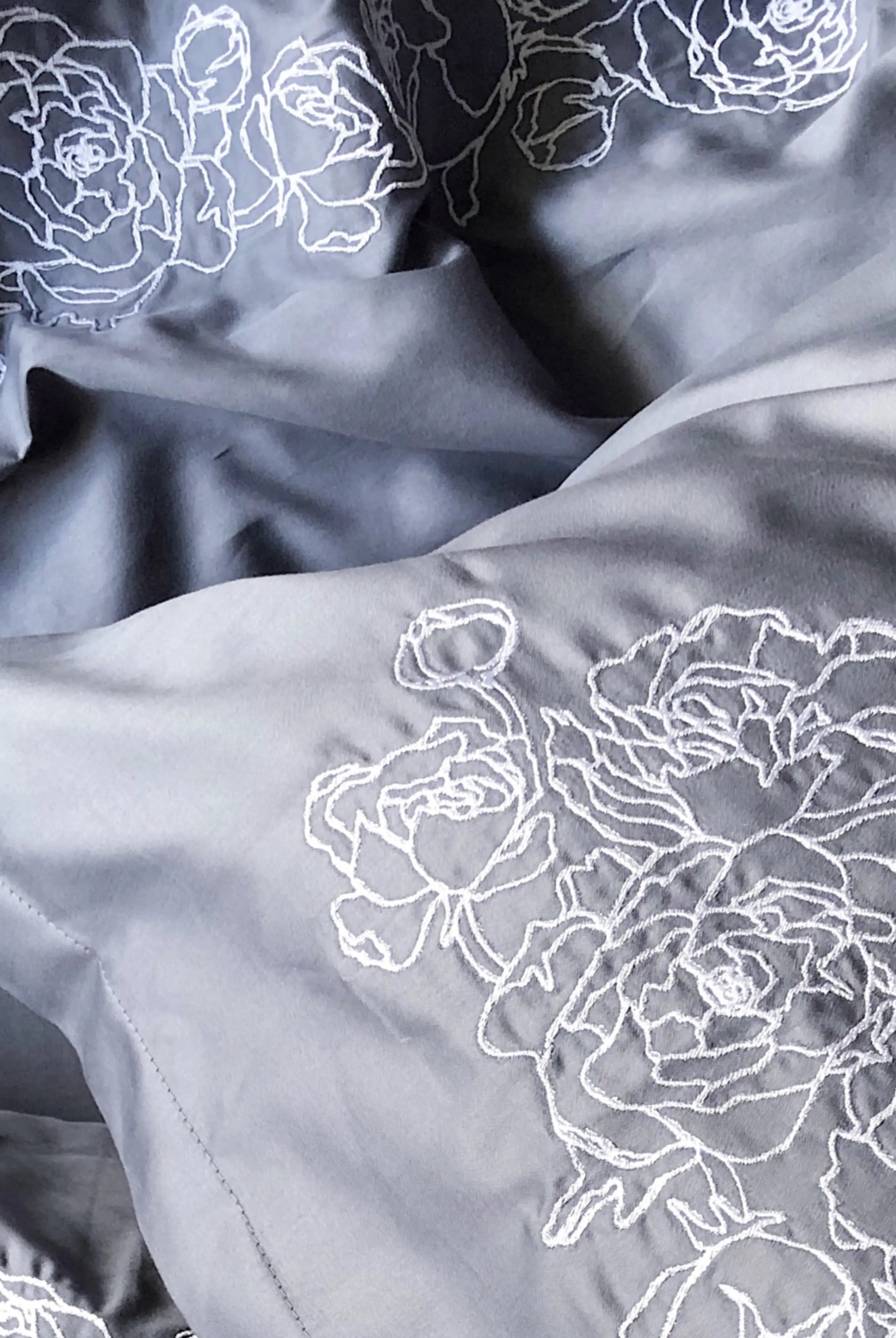 Pościel satynowa haftowana z merceryzowanej bawełny tureckiej 140 g/m² – ciemnoszara z białym haftem piwonii | Kolekcja Haftowana Wivanco Bedding