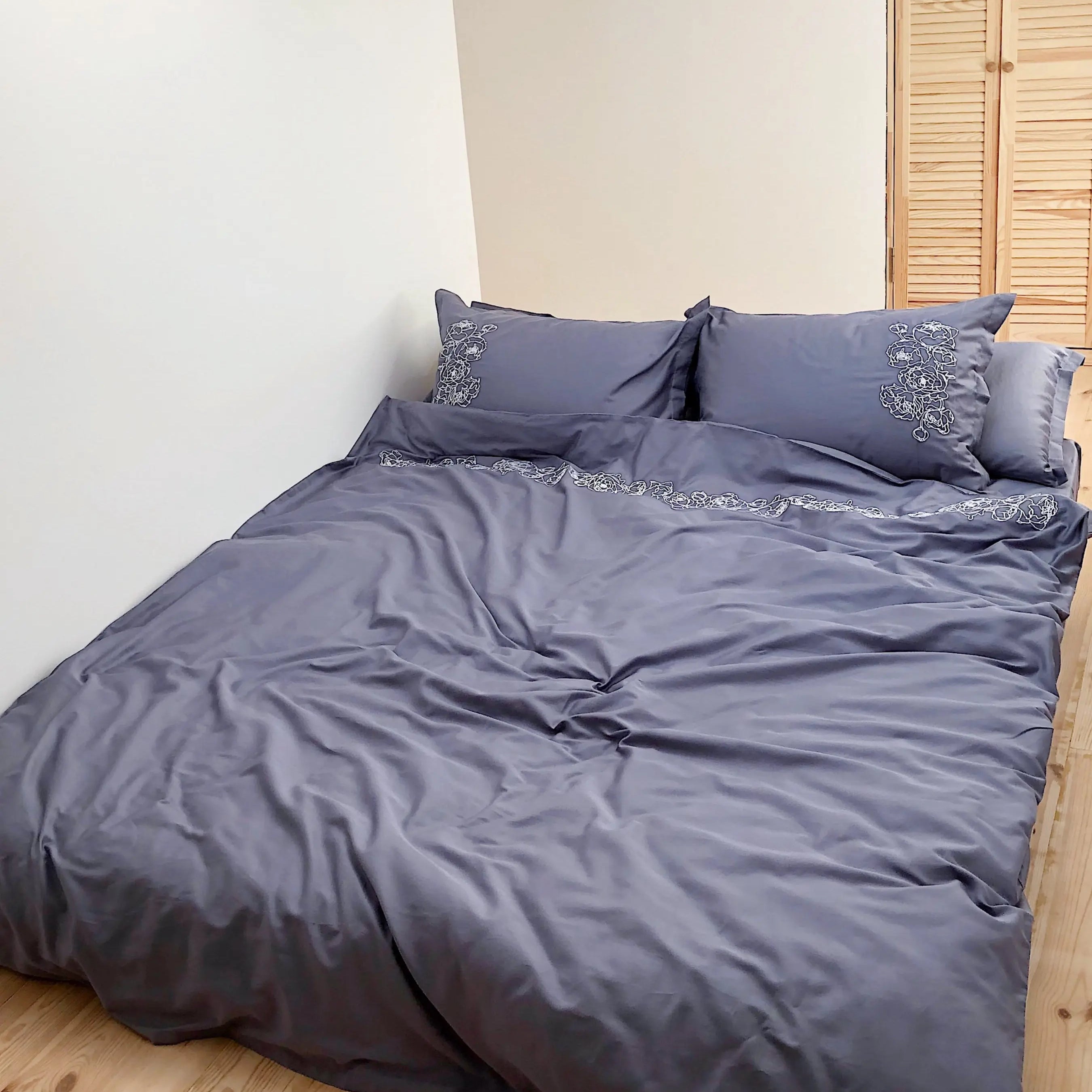 Pościel satynowa haftowana z merceryzowanej bawełny tureckiej 140 g/m² – ciemnoszara z białym haftem piwonii | Kolekcja Haftowana Wivanco Bedding