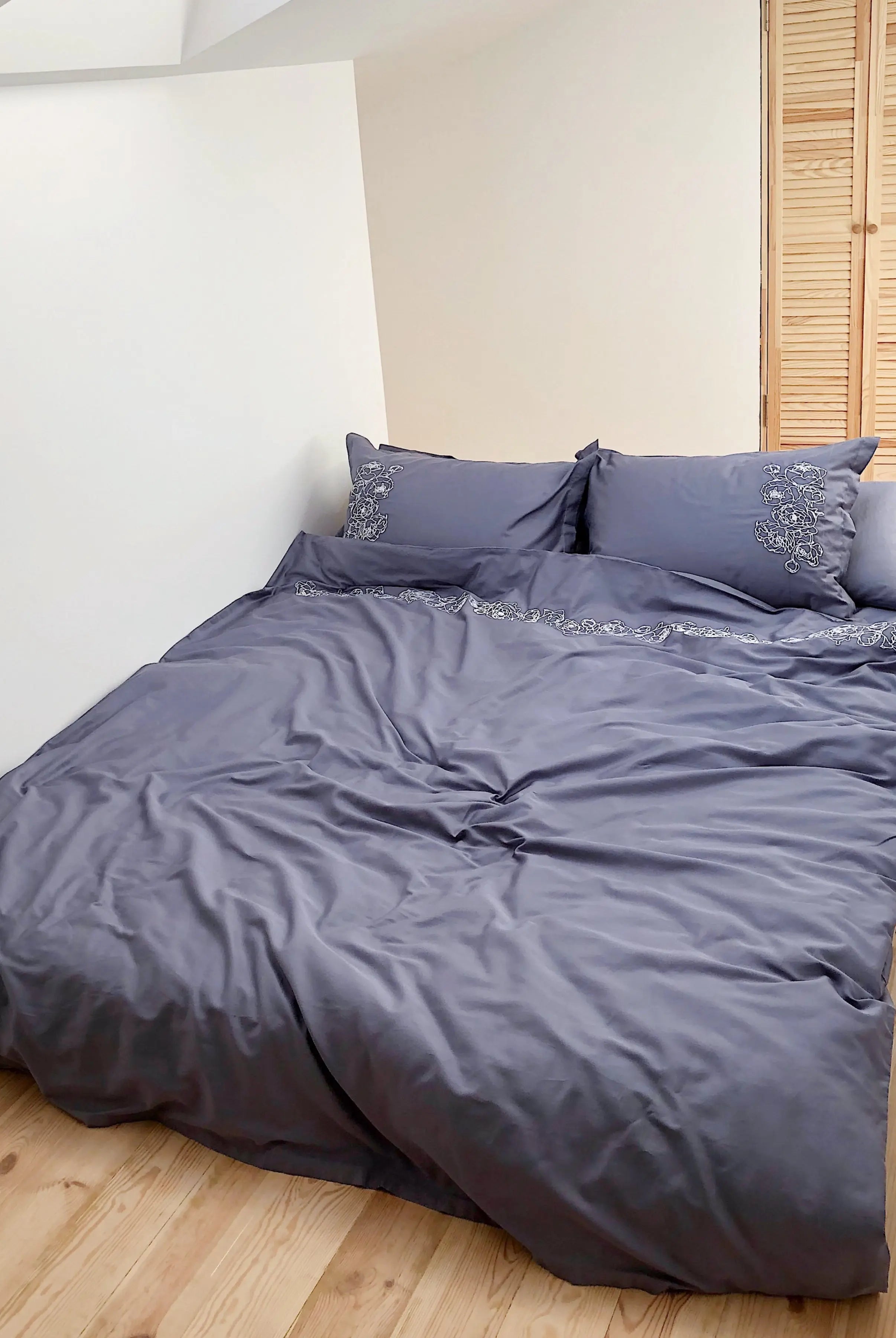 Pościel satynowa haftowana z merceryzowanej bawełny tureckiej 140 g/m² – ciemnoszara z białym haftem piwonii | Kolekcja Haftowana Wivanco Bedding