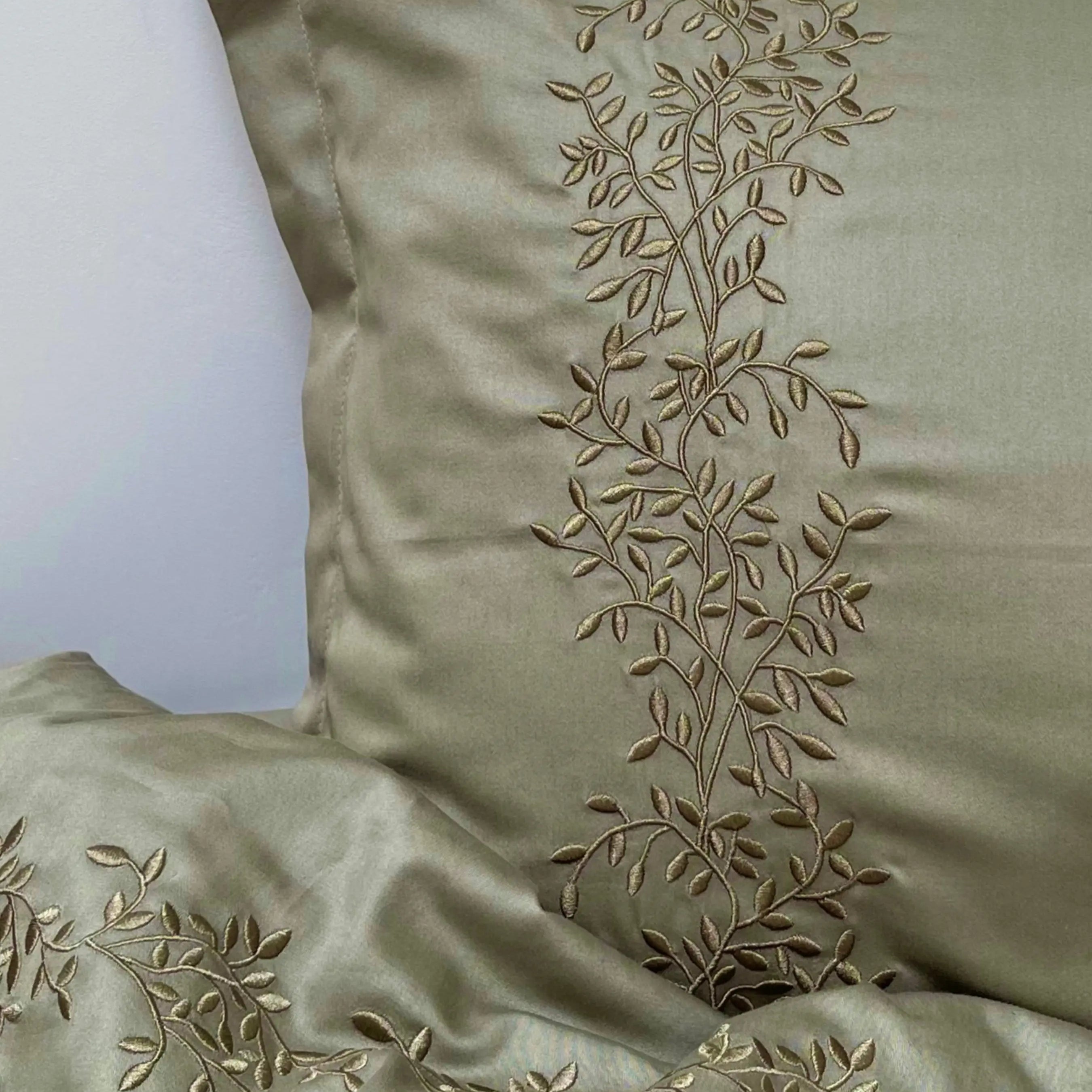 Pościel satynowa haftowana z merceryzowanej bawełny tureckiej 140 g/m² – oliwkowa z haftem gałązek | Kolekcja Haftowana Wivanco Bedding
