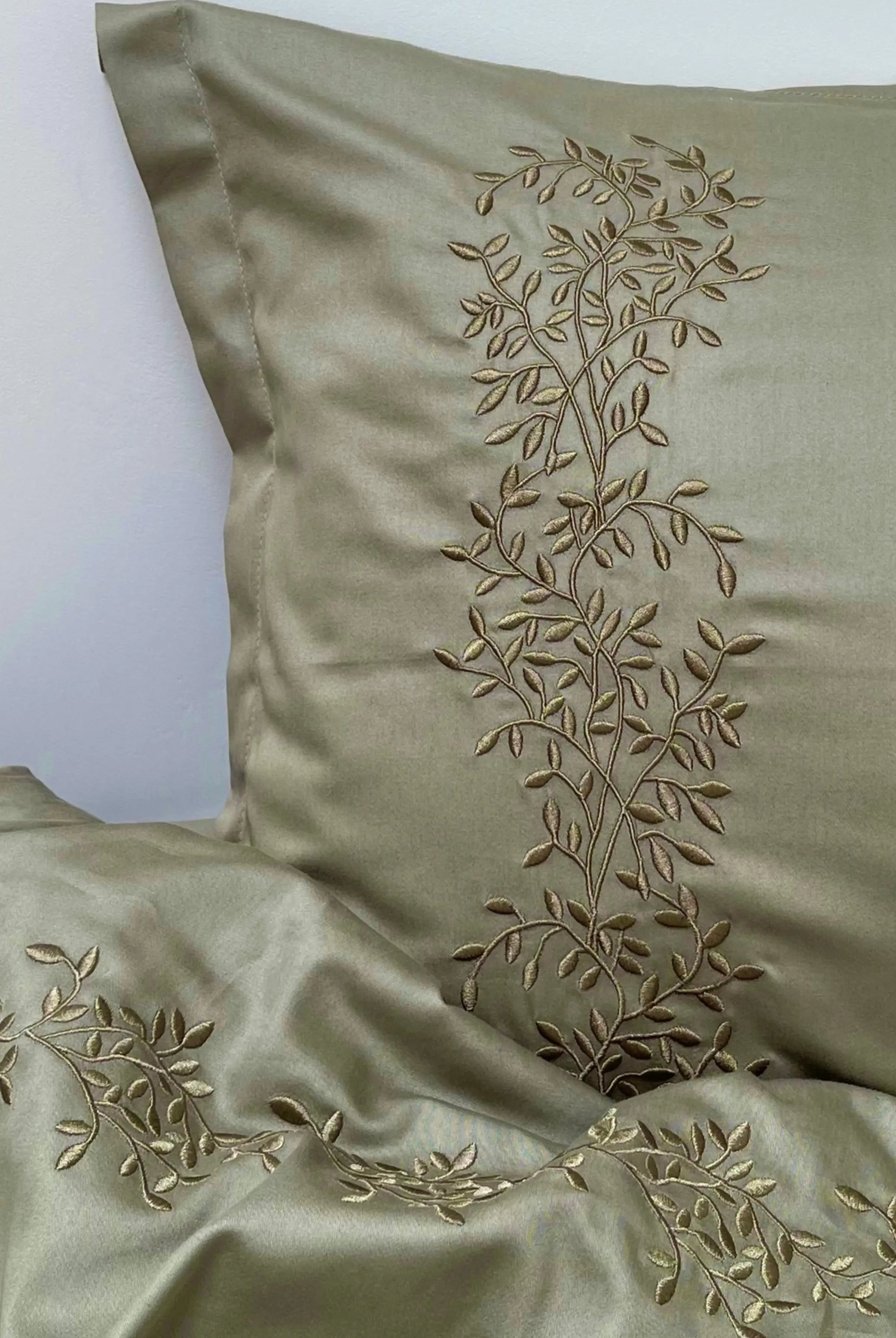 Pościel satynowa haftowana z merceryzowanej bawełny tureckiej 140 g/m² – oliwkowa z haftem gałązek | Kolekcja Haftowana Wivanco Bedding
