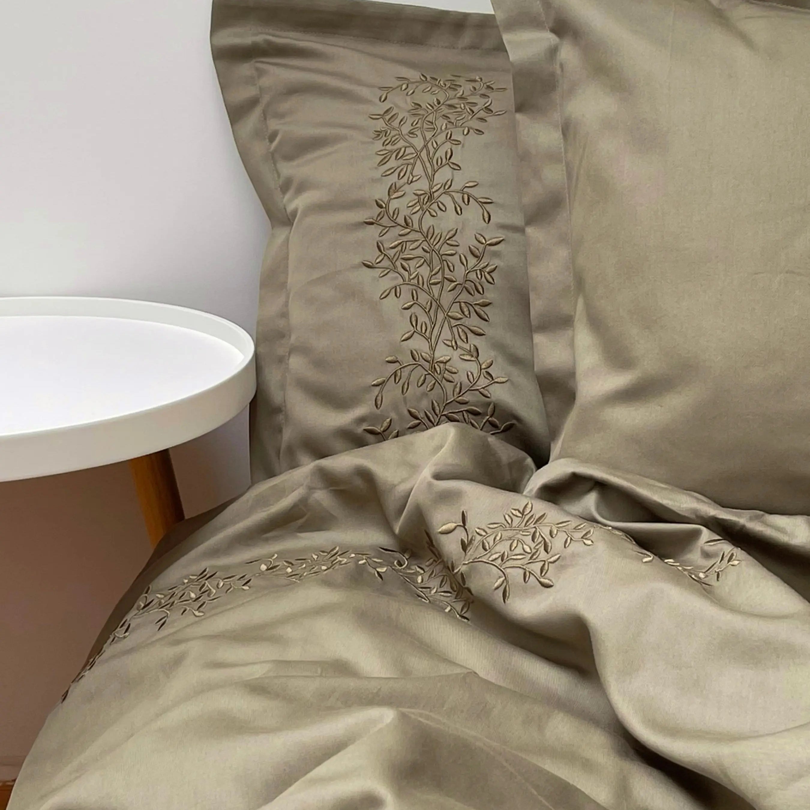 Pościel satynowa haftowana z merceryzowanej bawełny tureckiej 140 g/m² – oliwkowa z haftem gałązek | Kolekcja Haftowana Wivanco Bedding