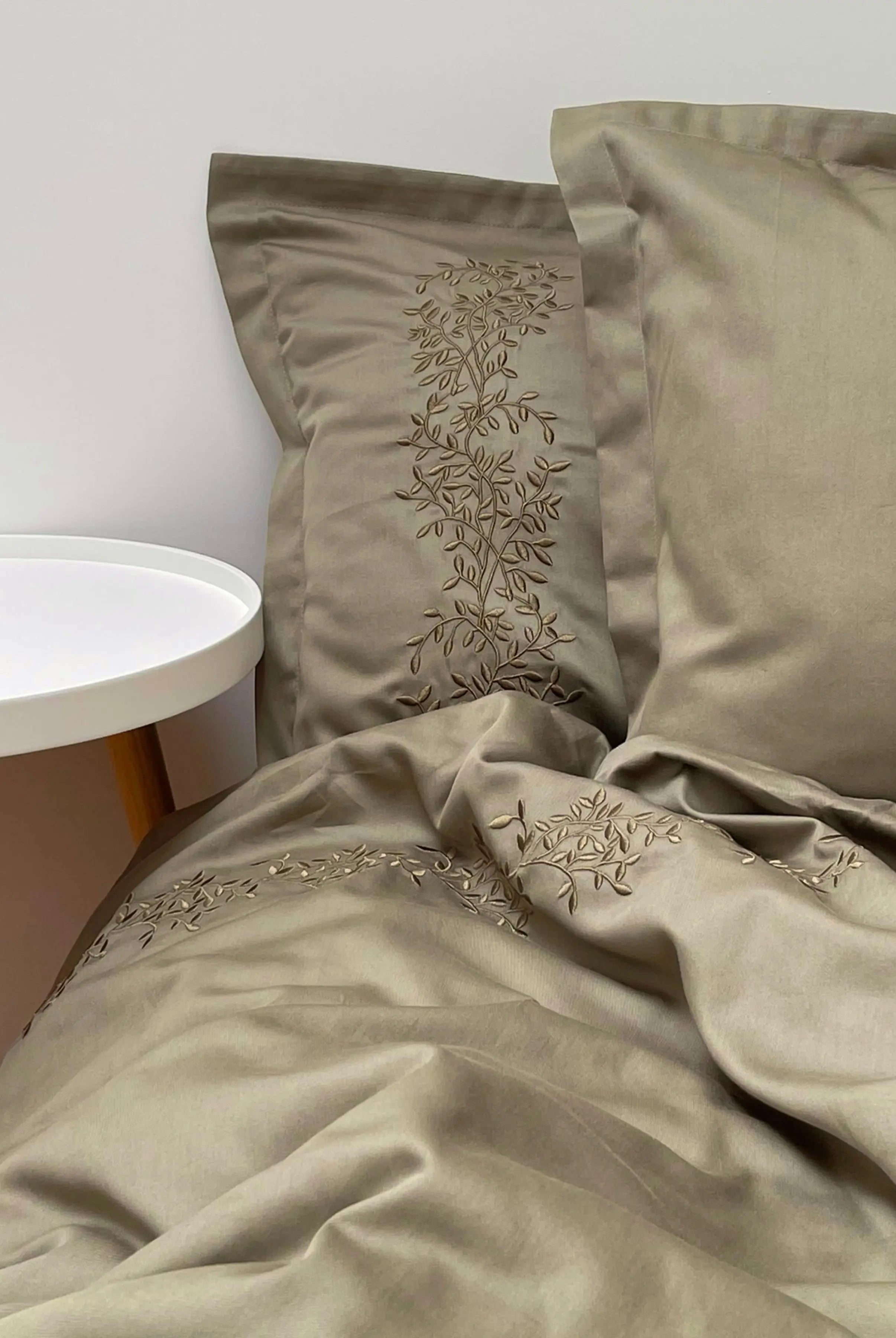 Pościel satynowa haftowana z merceryzowanej bawełny tureckiej 140 g/m² – oliwkowa z haftem gałązek | Kolekcja Haftowana Wivanco Bedding