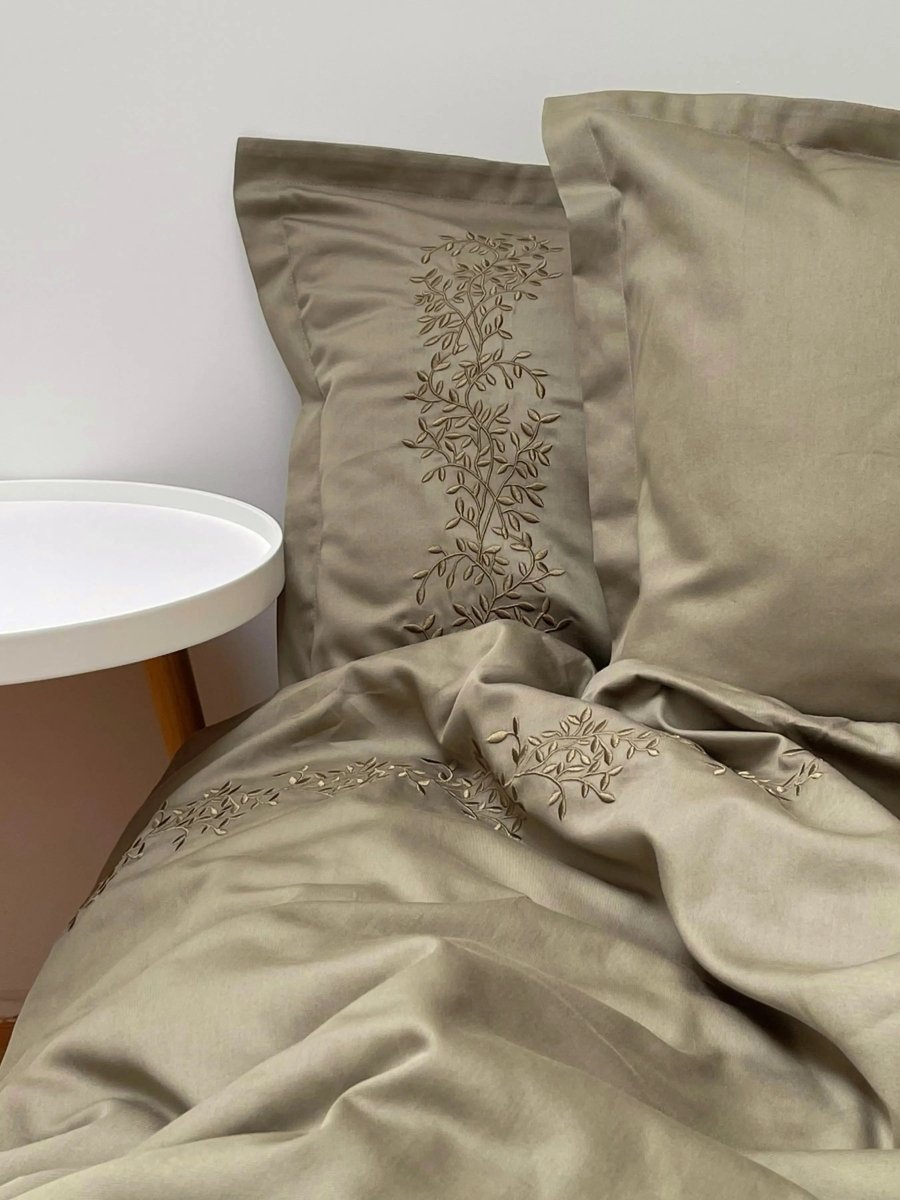 Pościel satynowa haftowana z merceryzowanej bawełny tureckiej 140 g/m² – oliwkowa z haftem gałązek | Kolekcja Haftowana Wivanco Bedding