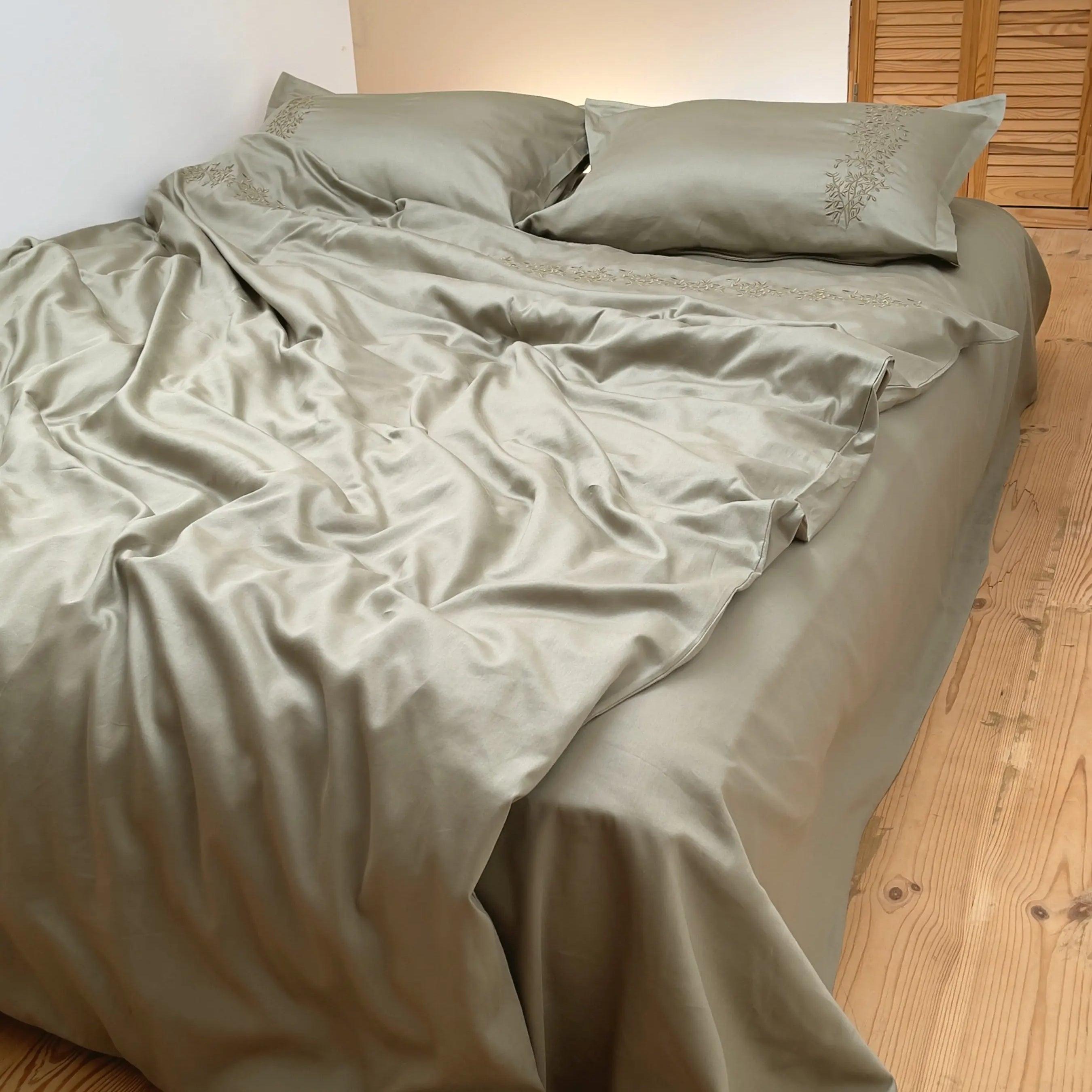 Pościel satynowa haftowana z merceryzowanej bawełny tureckiej 140 g/m² – oliwkowa z haftem gałązek | Kolekcja Haftowana Wivanco Bedding