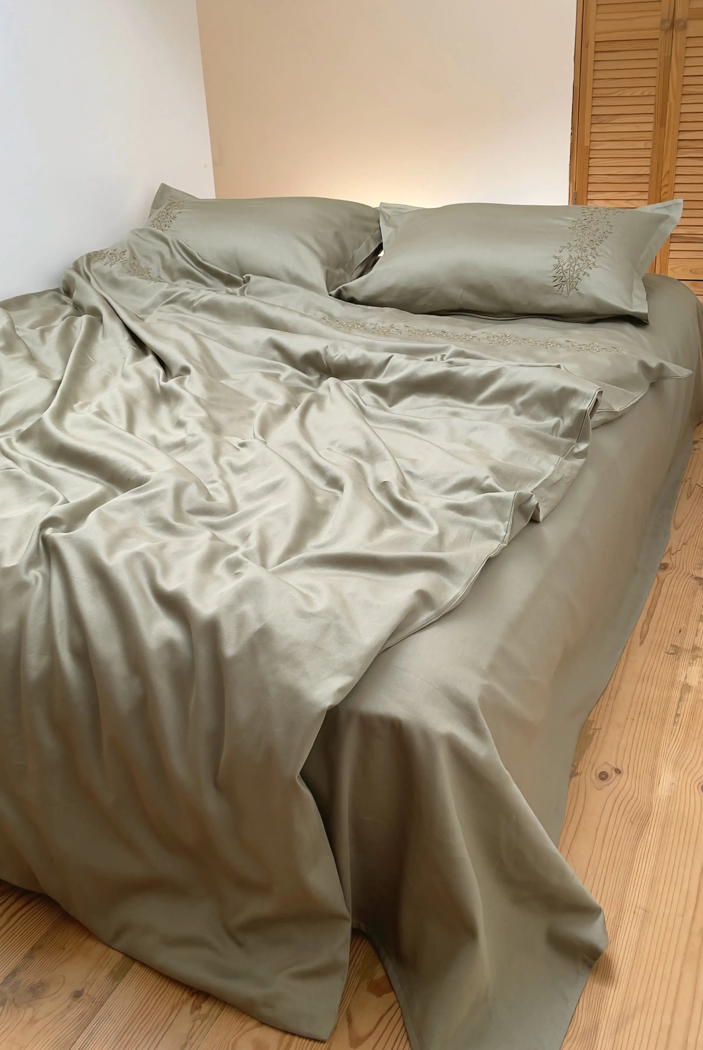 Pościel satynowa haftowana z merceryzowanej bawełny tureckiej 140 g/m² – oliwkowa z haftem gałązek | Kolekcja Haftowana Wivanco Bedding