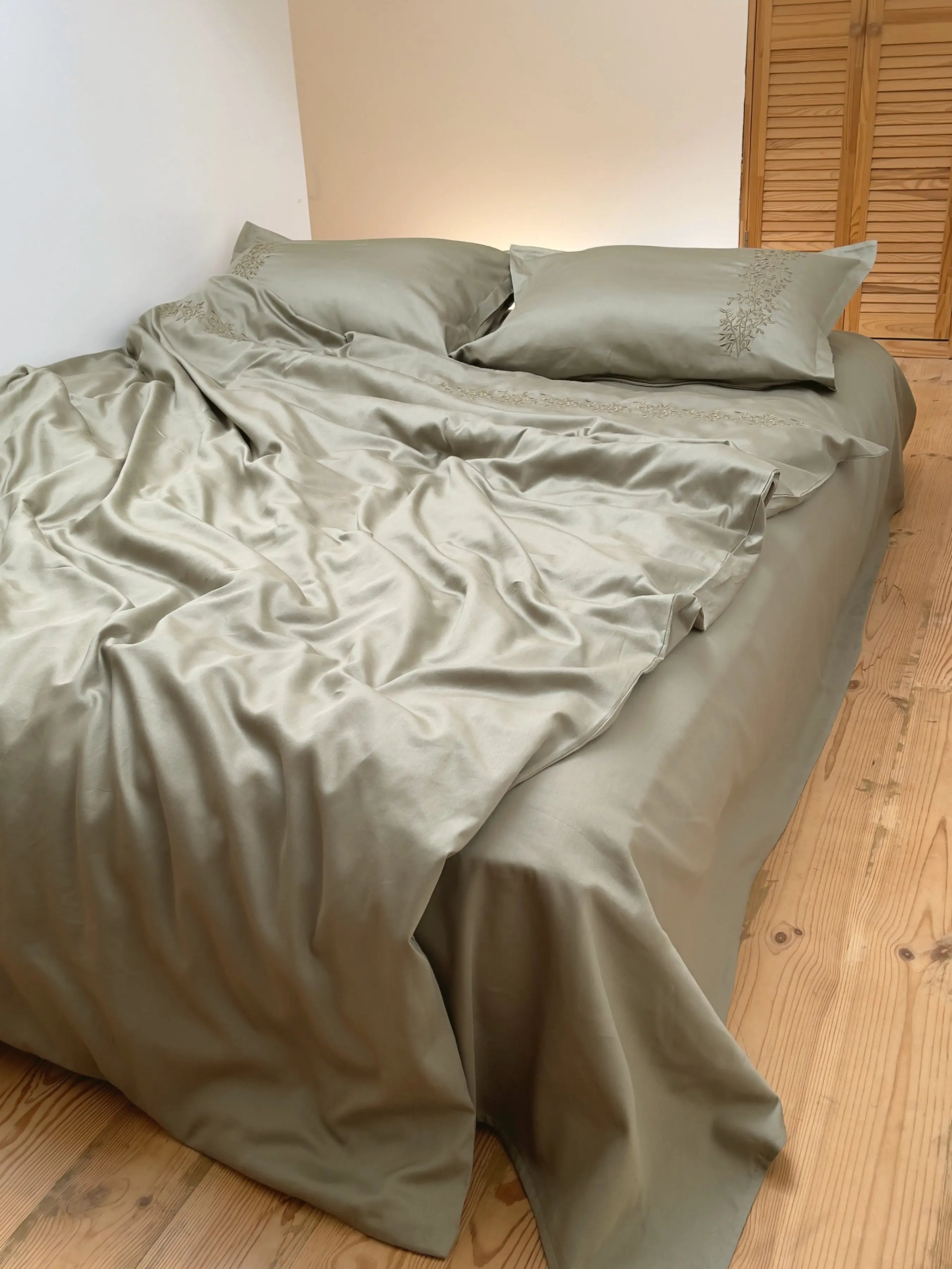 Pościel satynowa haftowana z merceryzowanej bawełny tureckiej 140 g/m² – oliwkowa z haftem gałązek | Kolekcja Haftowana Wivanco Bedding