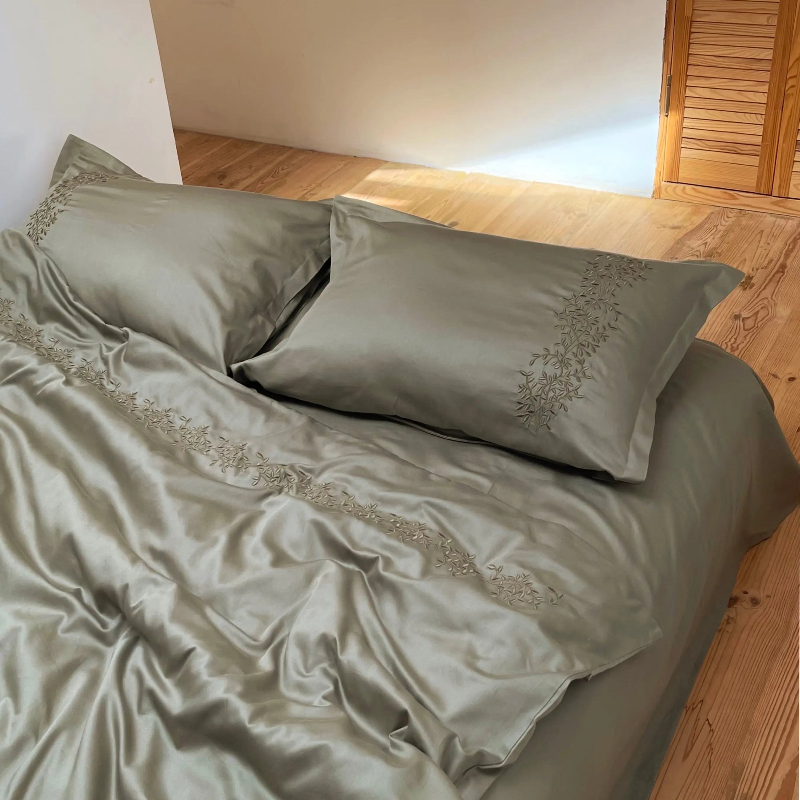 Pościel satynowa haftowana z merceryzowanej bawełny tureckiej 140 g/m² – oliwkowa z haftem gałązek | Kolekcja Haftowana Wivanco Bedding