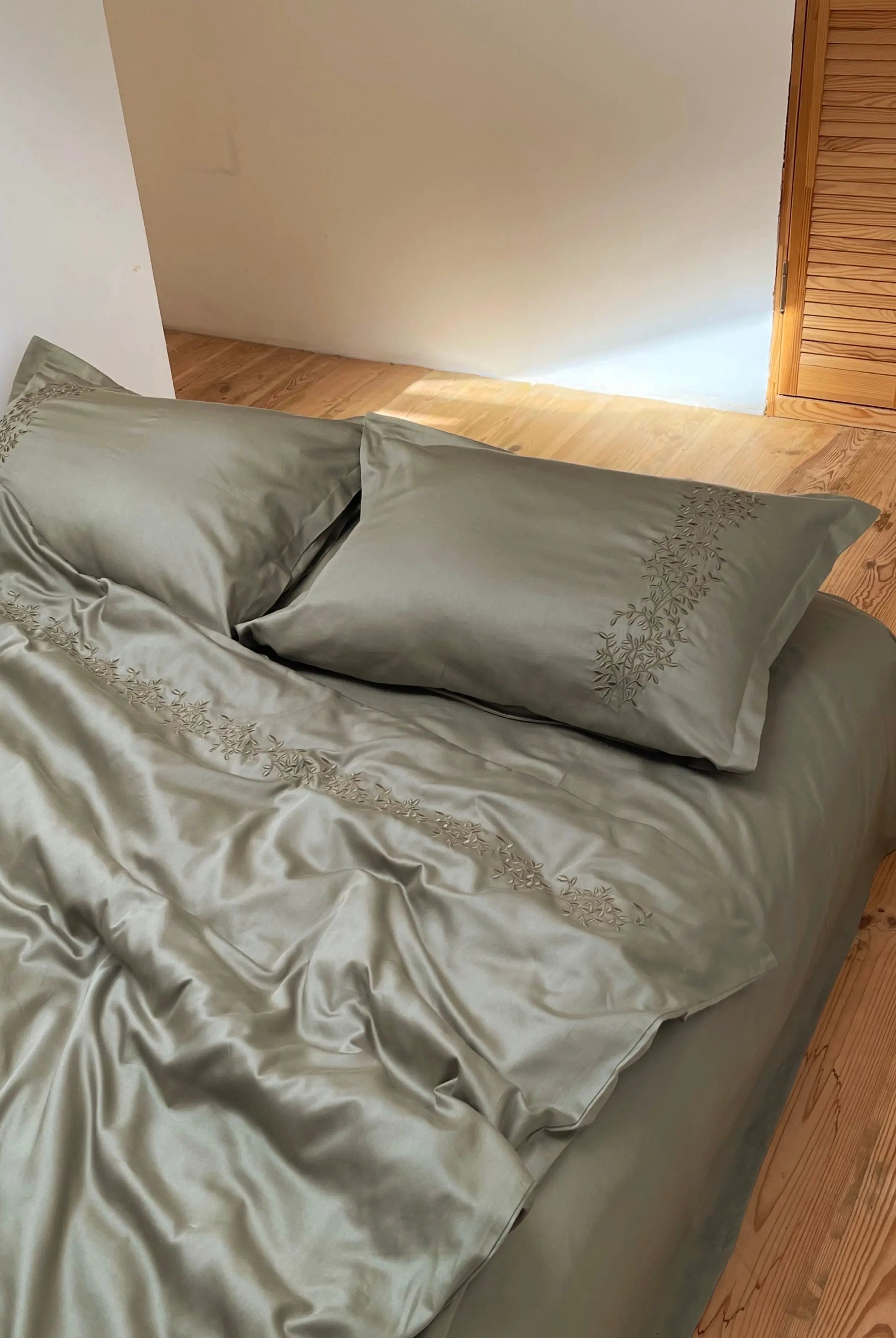 Pościel satynowa haftowana z merceryzowanej bawełny tureckiej 140 g/m² – oliwkowa z haftem gałązek | Kolekcja Haftowana Wivanco Bedding