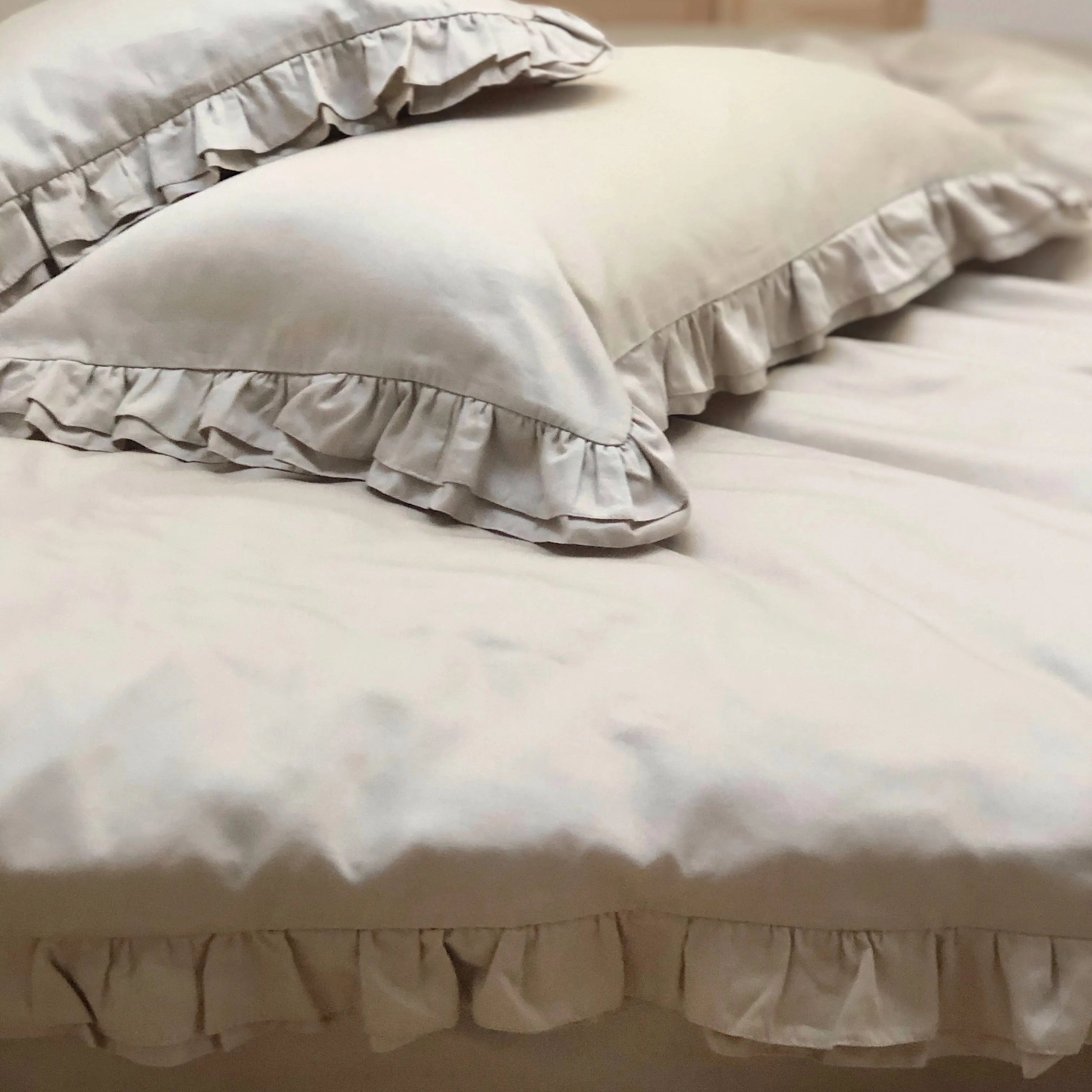 Pościel satynowa z merceryzowanej bawełny tureckiej 140 g/m² – beżowy latte z falbanką | Kolekcja Falbanki Wivanco Bedding