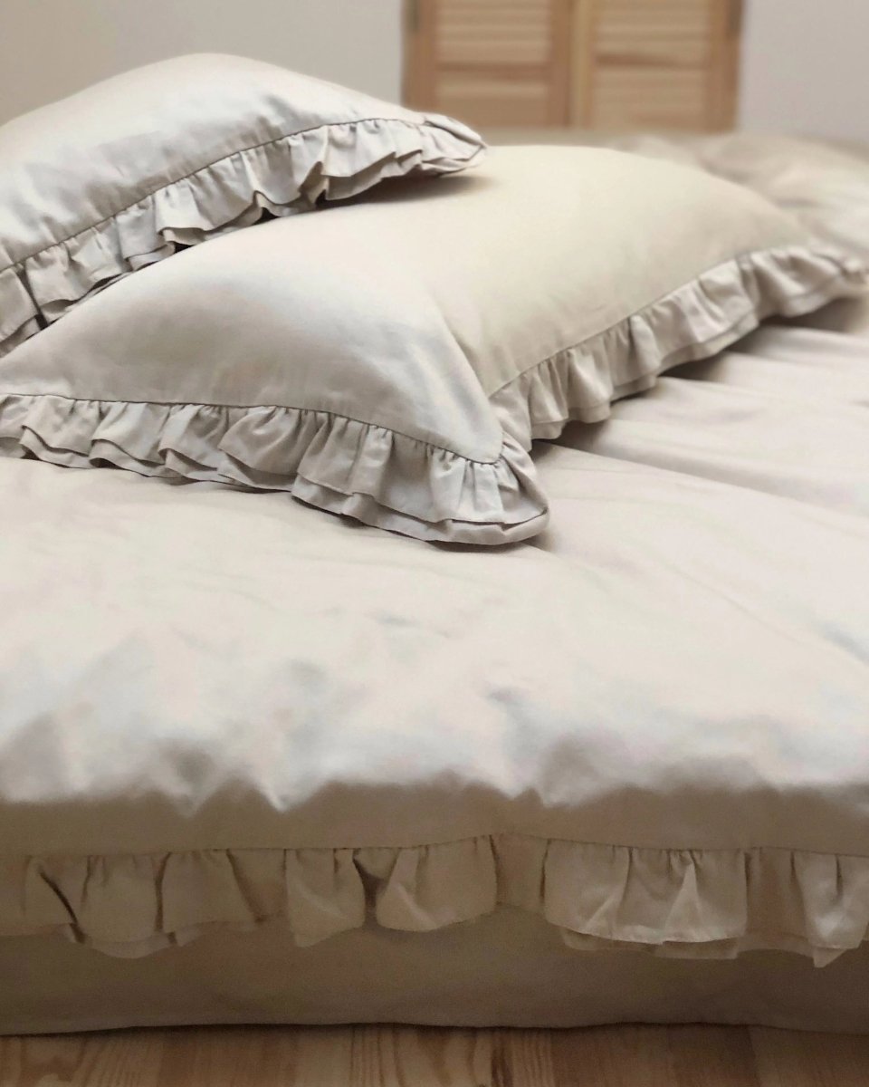 Pościel satynowa z merceryzowanej bawełny tureckiej 140 g/m² – beżowy latte z falbanką | Kolekcja Falbanki Wivanco Bedding