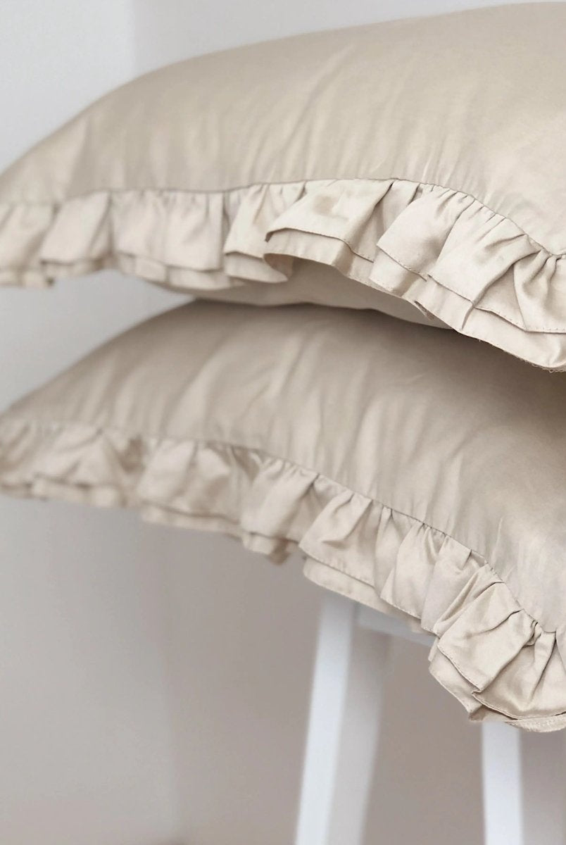 Pościel satynowa z merceryzowanej bawełny tureckiej 140 g/m² – beżowy latte z falbanką | Kolekcja Falbanki Wivanco Bedding